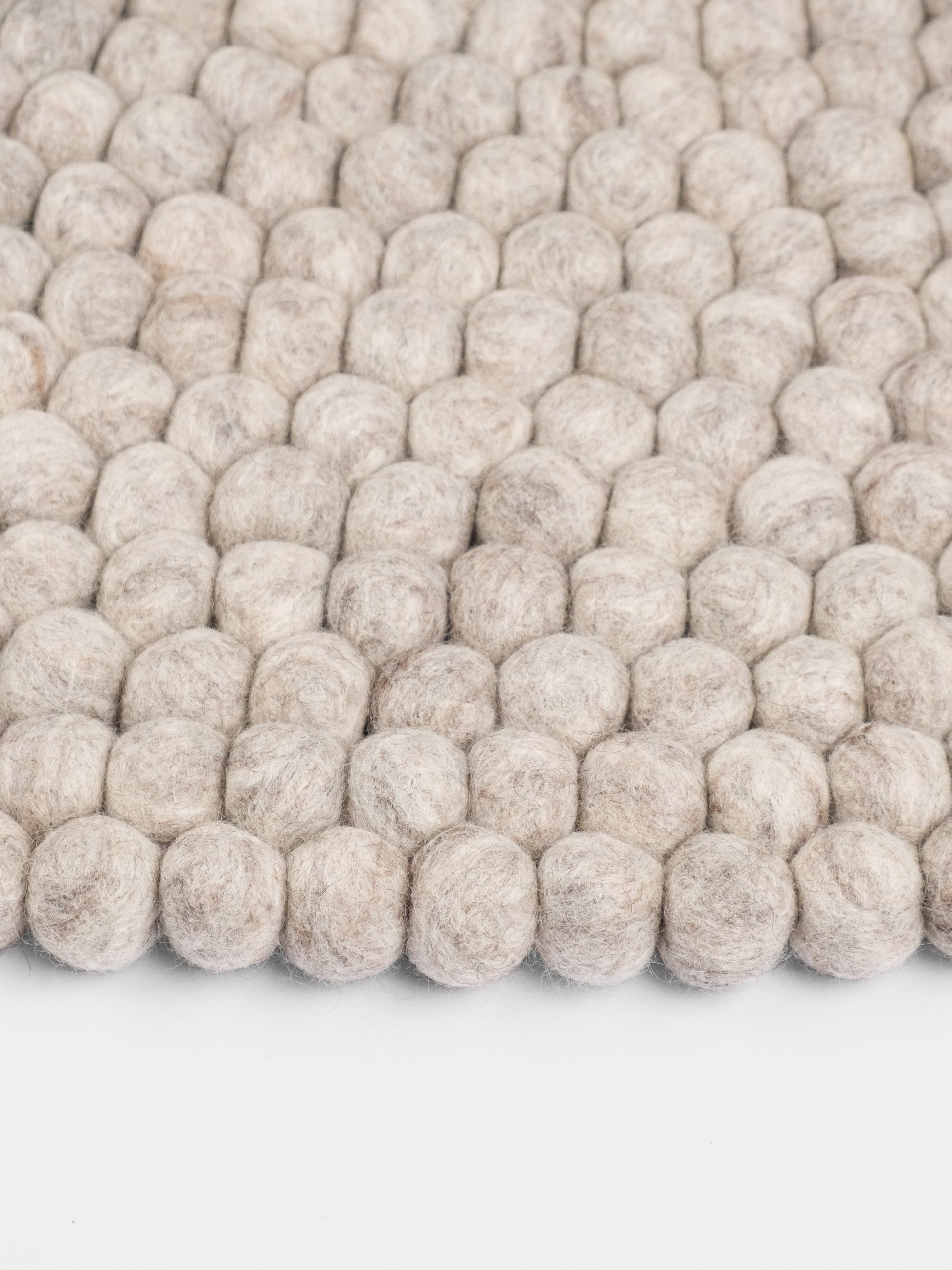 myfelt Béla Filzkugelteppich Grau, Beige aus Schurwolle – Bild 8