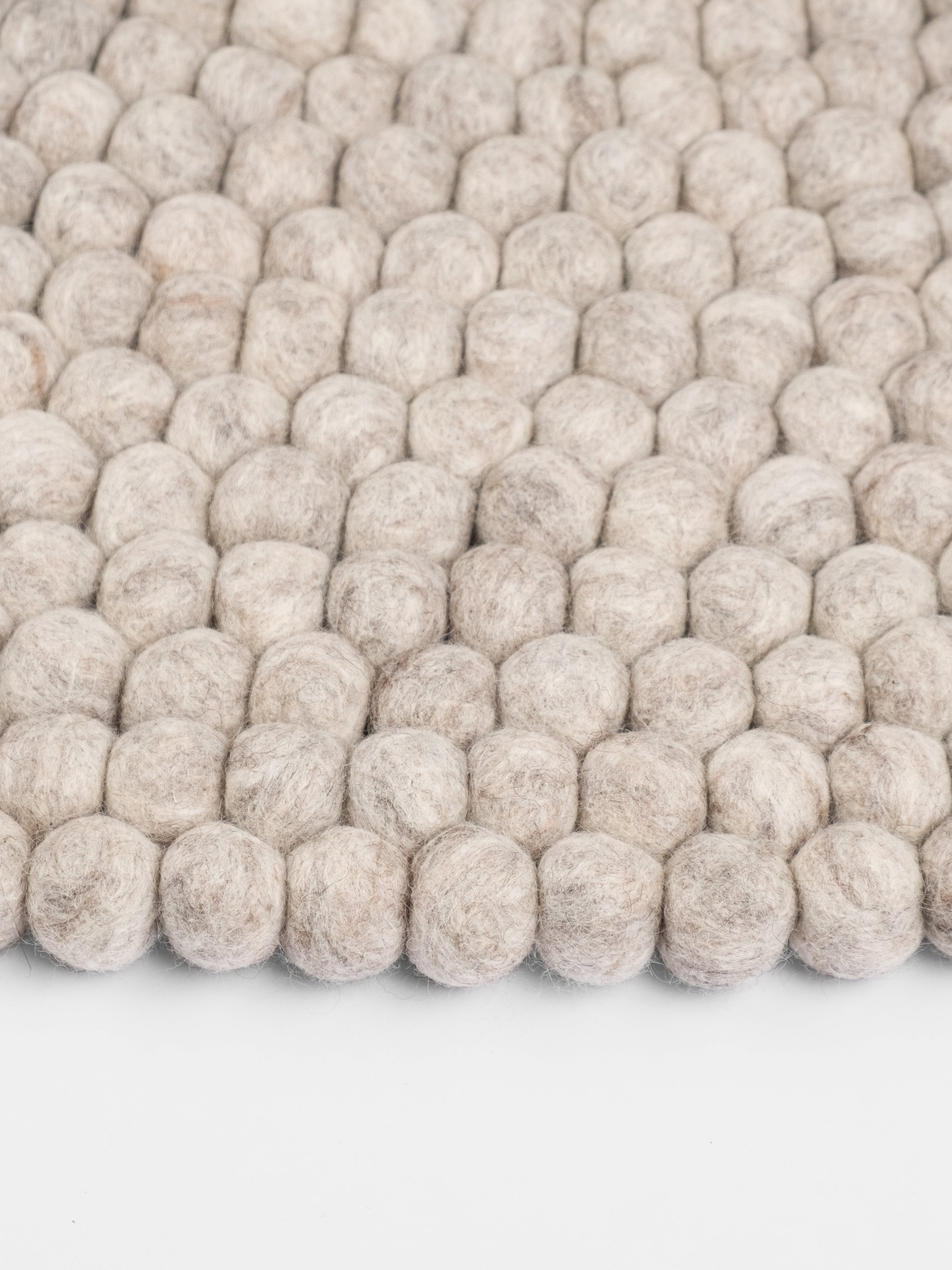 myfelt Béla Filzkugelteppich Grau, Beige aus Schurwolle – Bild 8