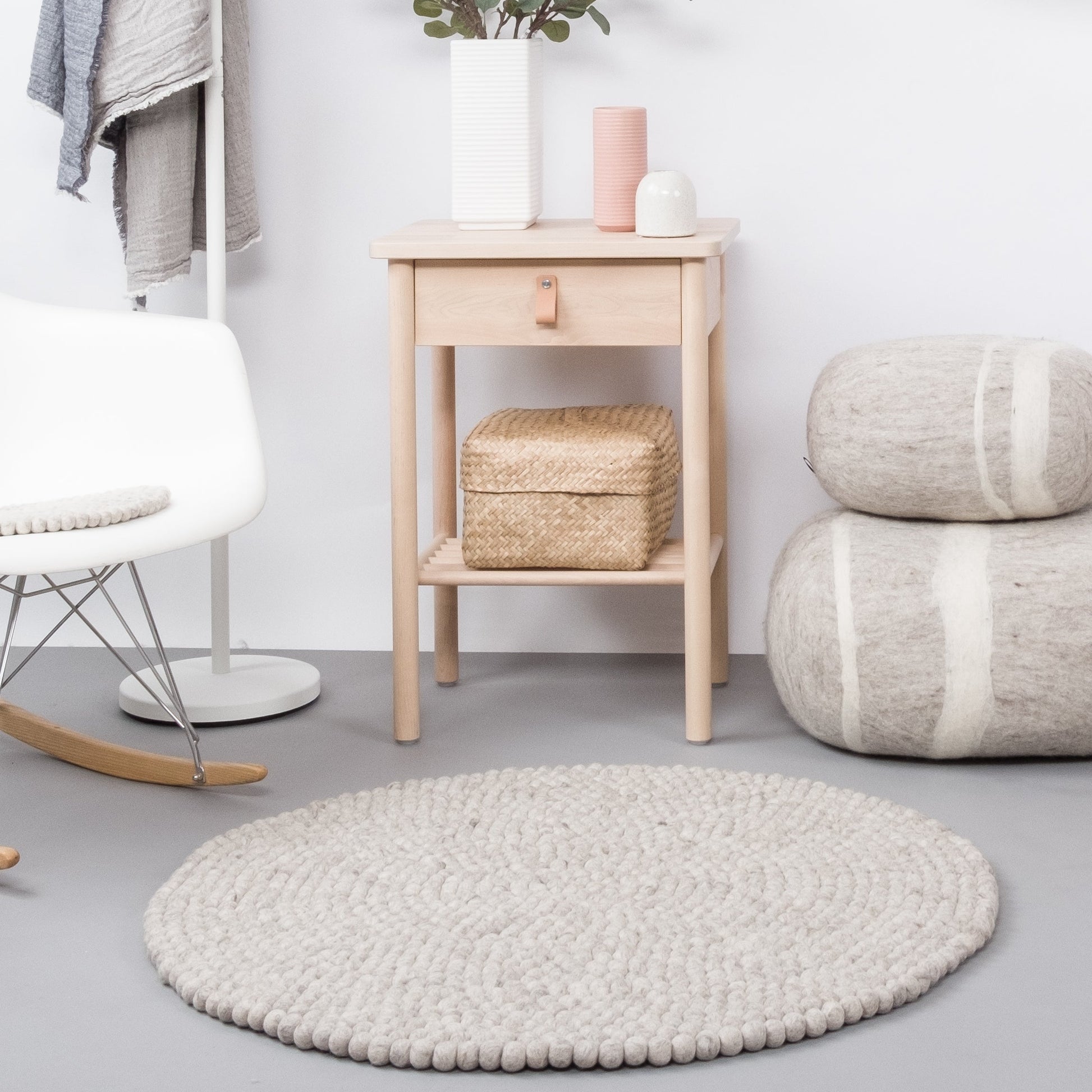 myfelt Béla Filzkugelteppich Grau, Beige aus Schurwolle – Bild 6