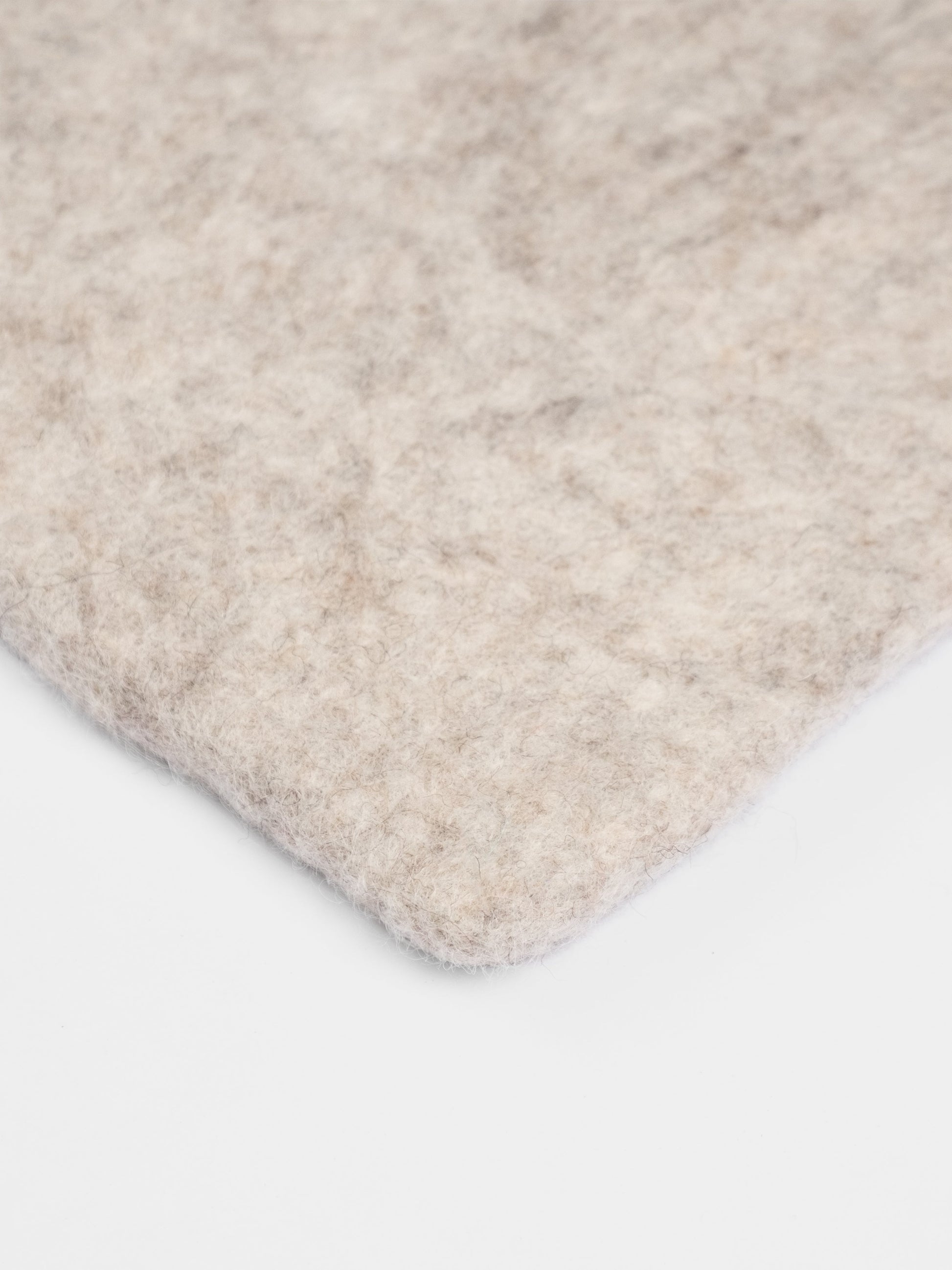 myfelt Béla Filzkugelteppich Beige aus Schurwolle – Bild 9