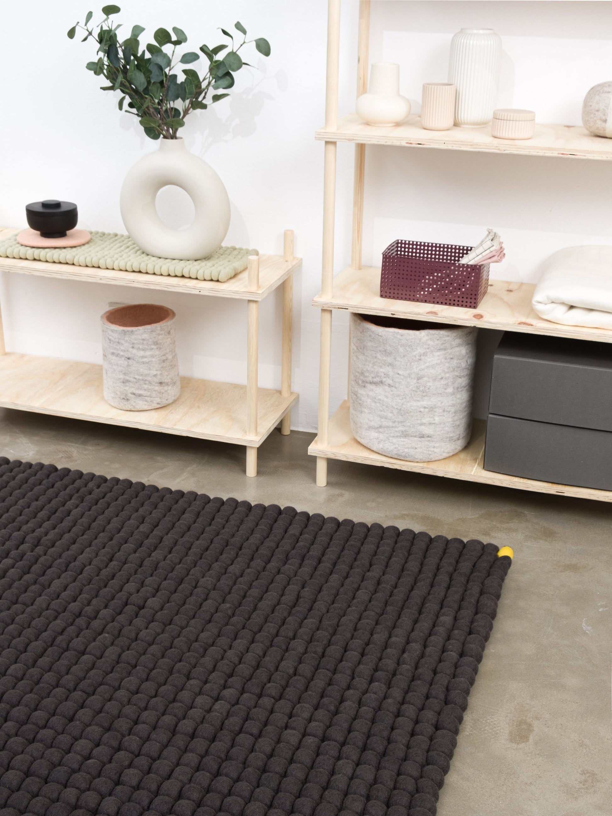 myfelt Big One Filzkugelteppich Grau aus Schurwolle – Bild 2