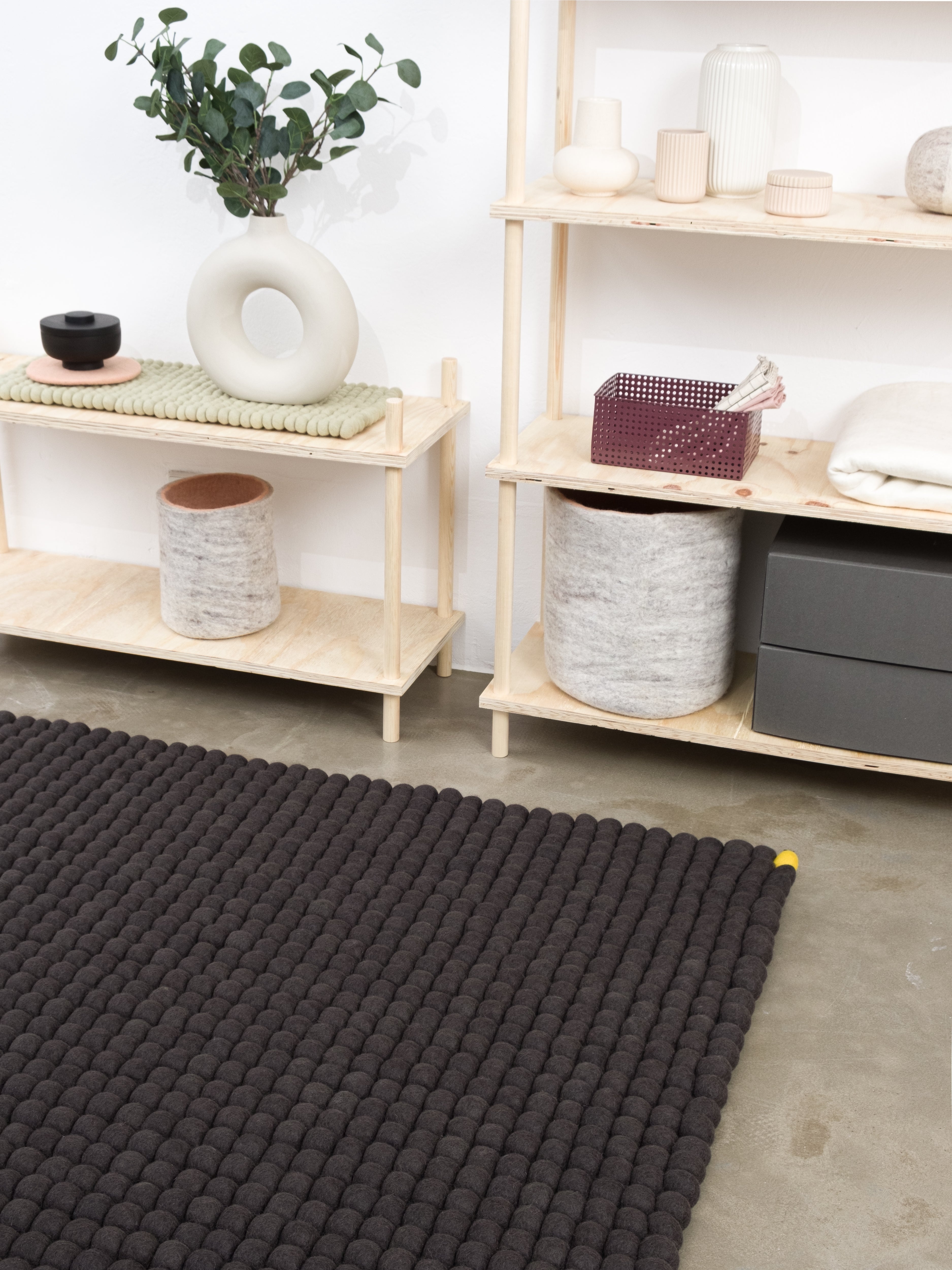 myfelt Big One Filzkugelteppich Grau aus Schurwolle – Bild 2