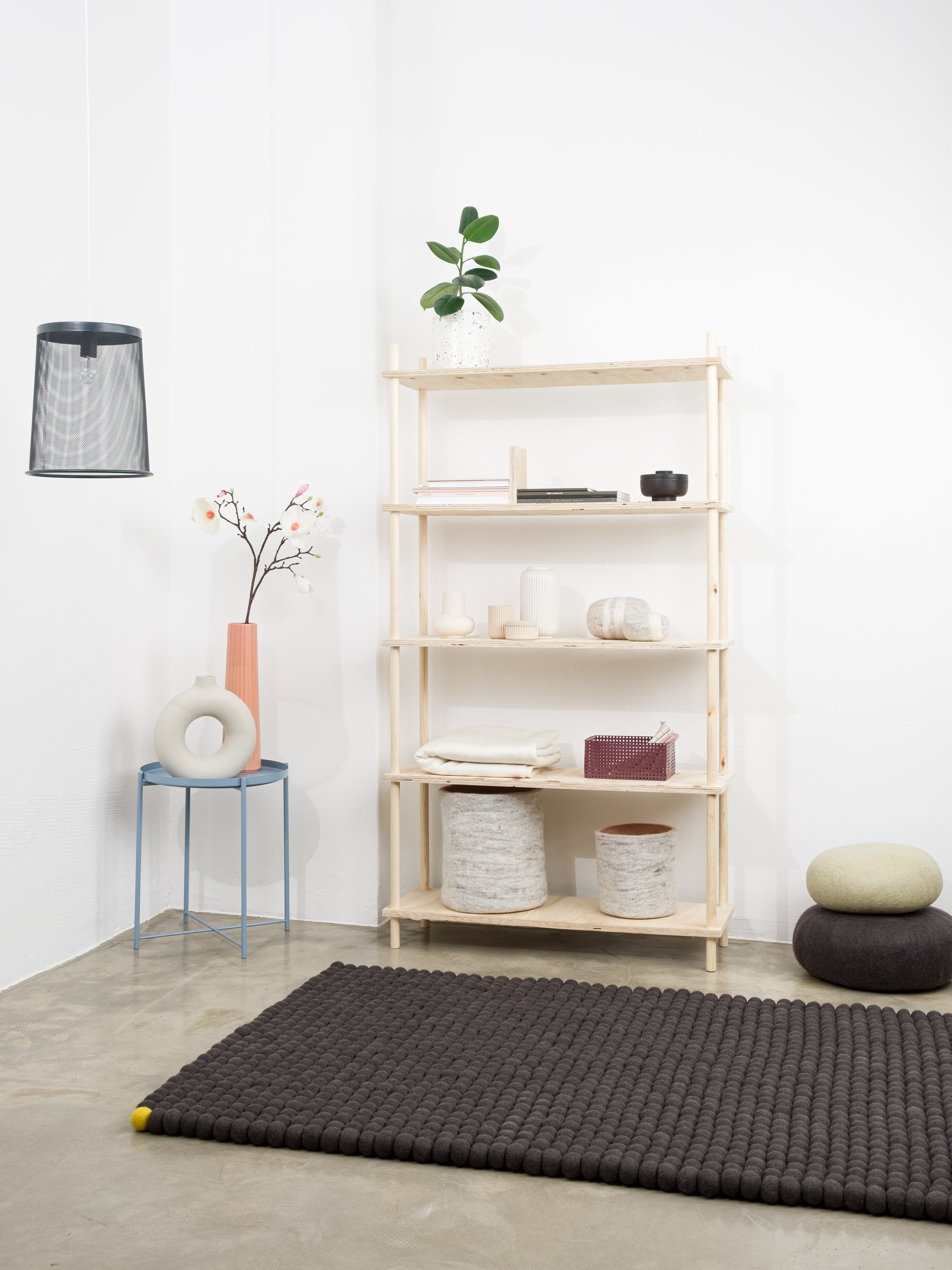 myfelt Big One Filzkugelteppich Grau aus Schurwolle – Bild 3