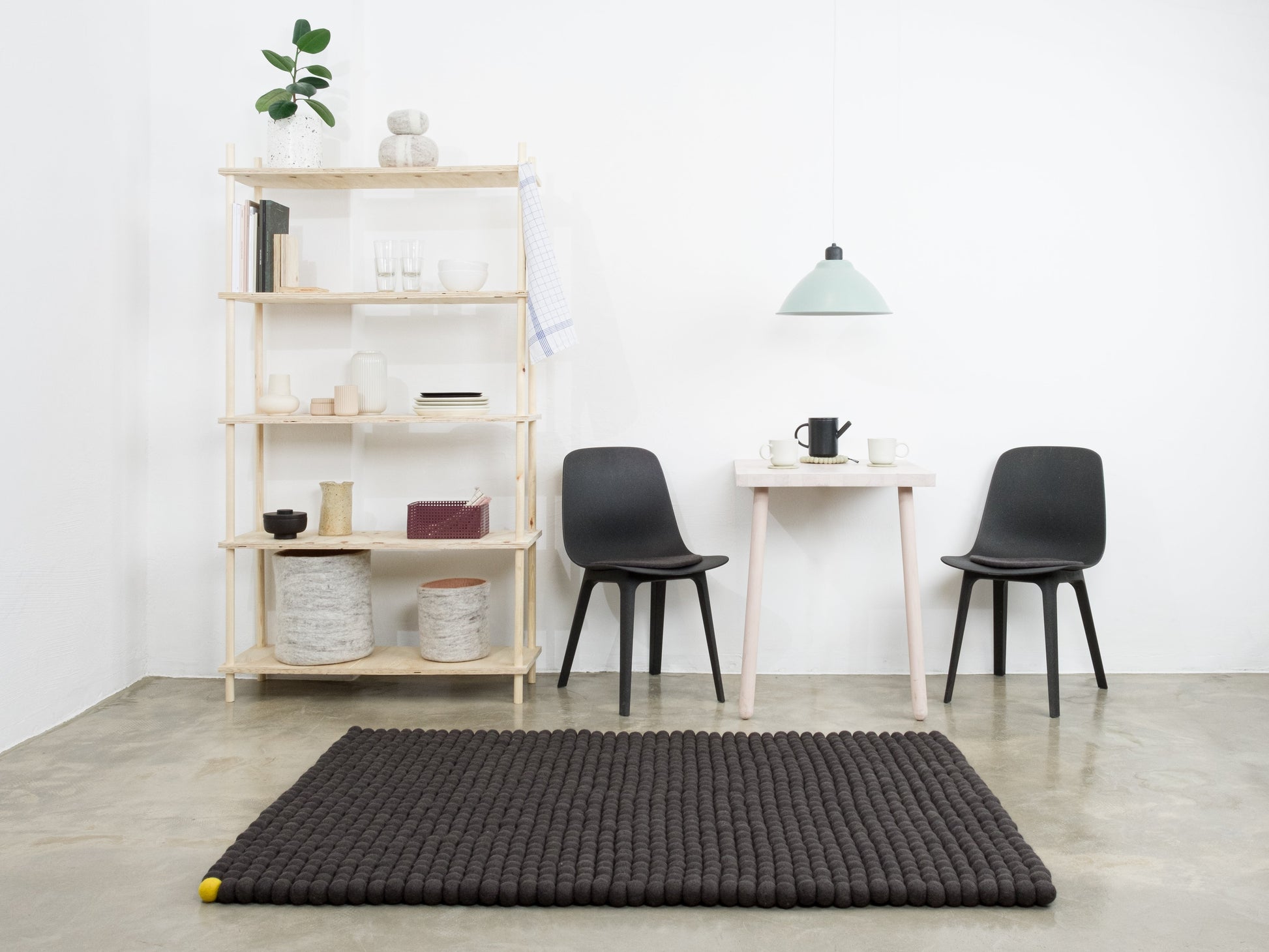 myfelt Big One Filzkugelteppich Grau aus Schurwolle – Bild 4