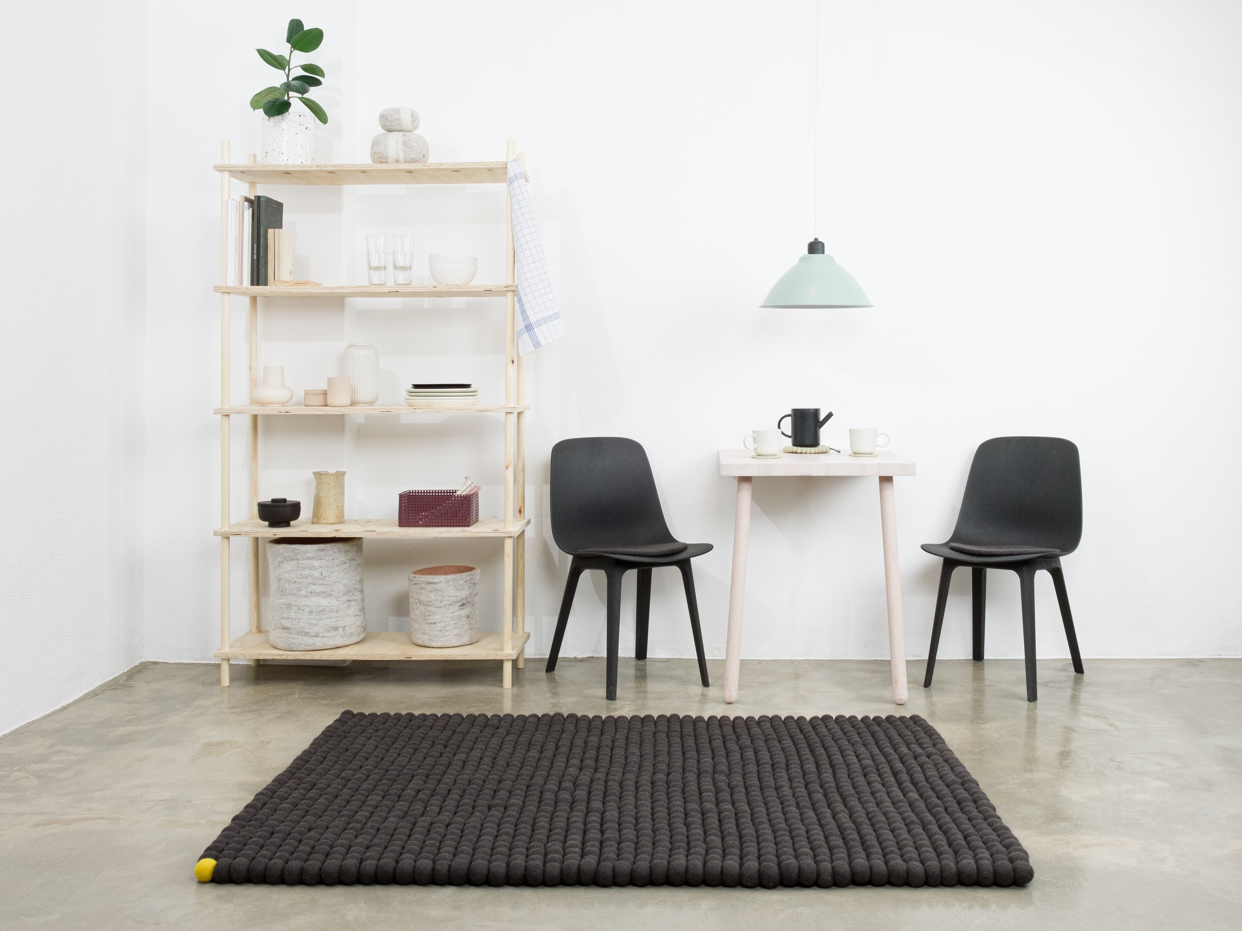 myfelt Big One Filzkugelteppich Grau aus Schurwolle – Bild 4