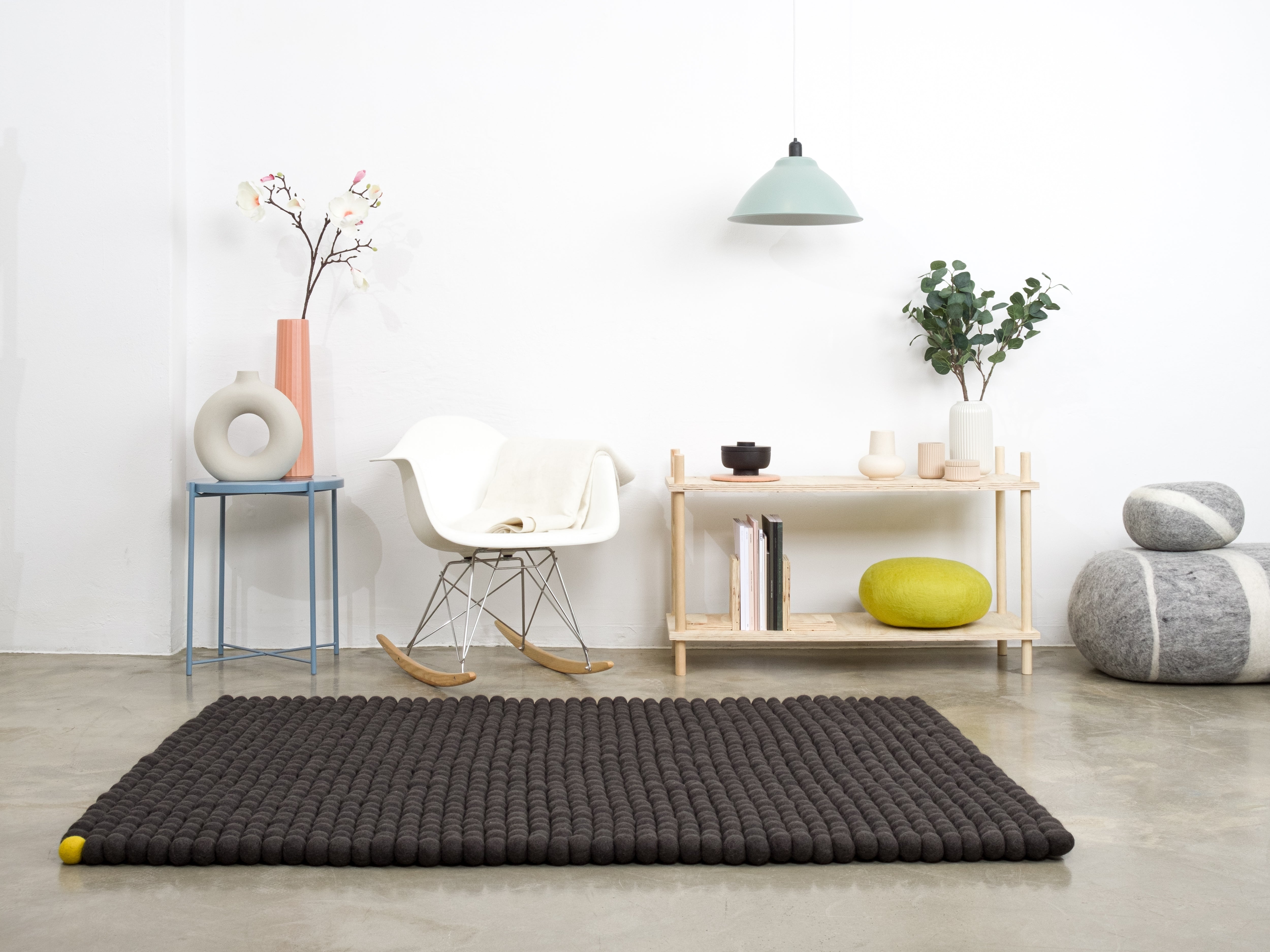 myfelt Big One Filzkugelteppich Grau aus Schurwolle – Bild 5
