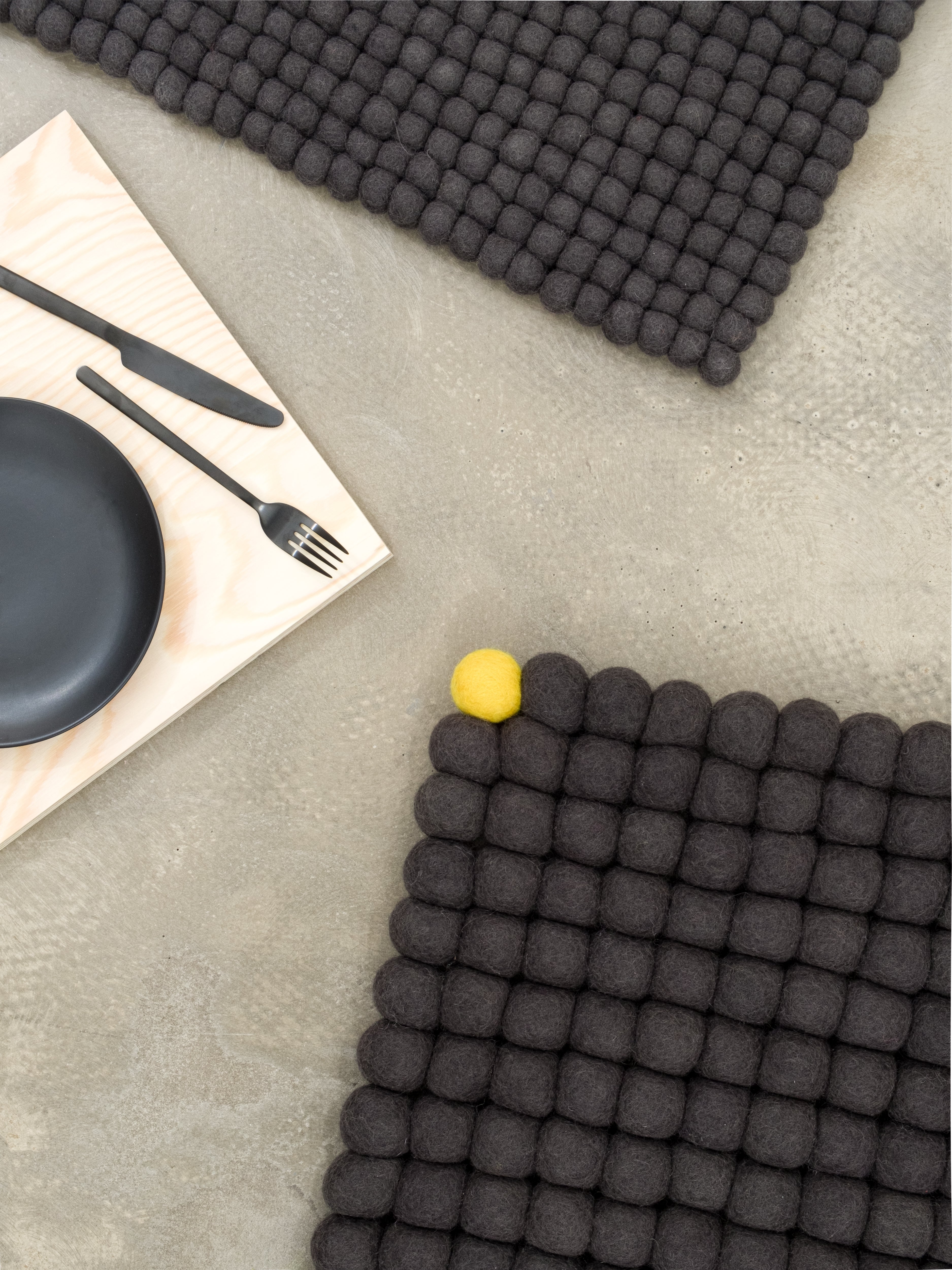 myfelt Big One Filzkugelteppich Grau aus Schurwolle – Bild 6