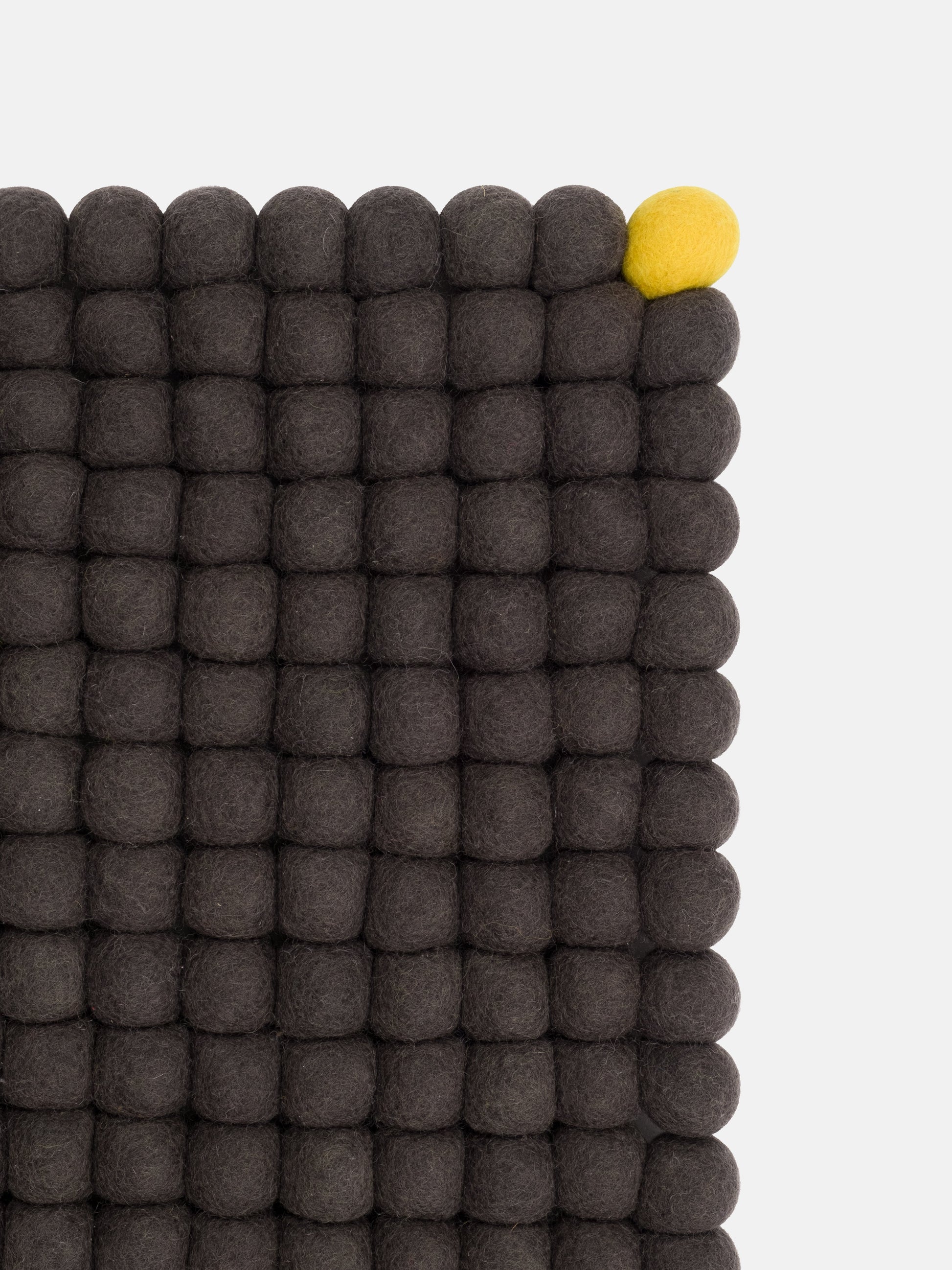 myfelt Big One Filzkugelteppich Grau aus Schurwolle – Bild 7