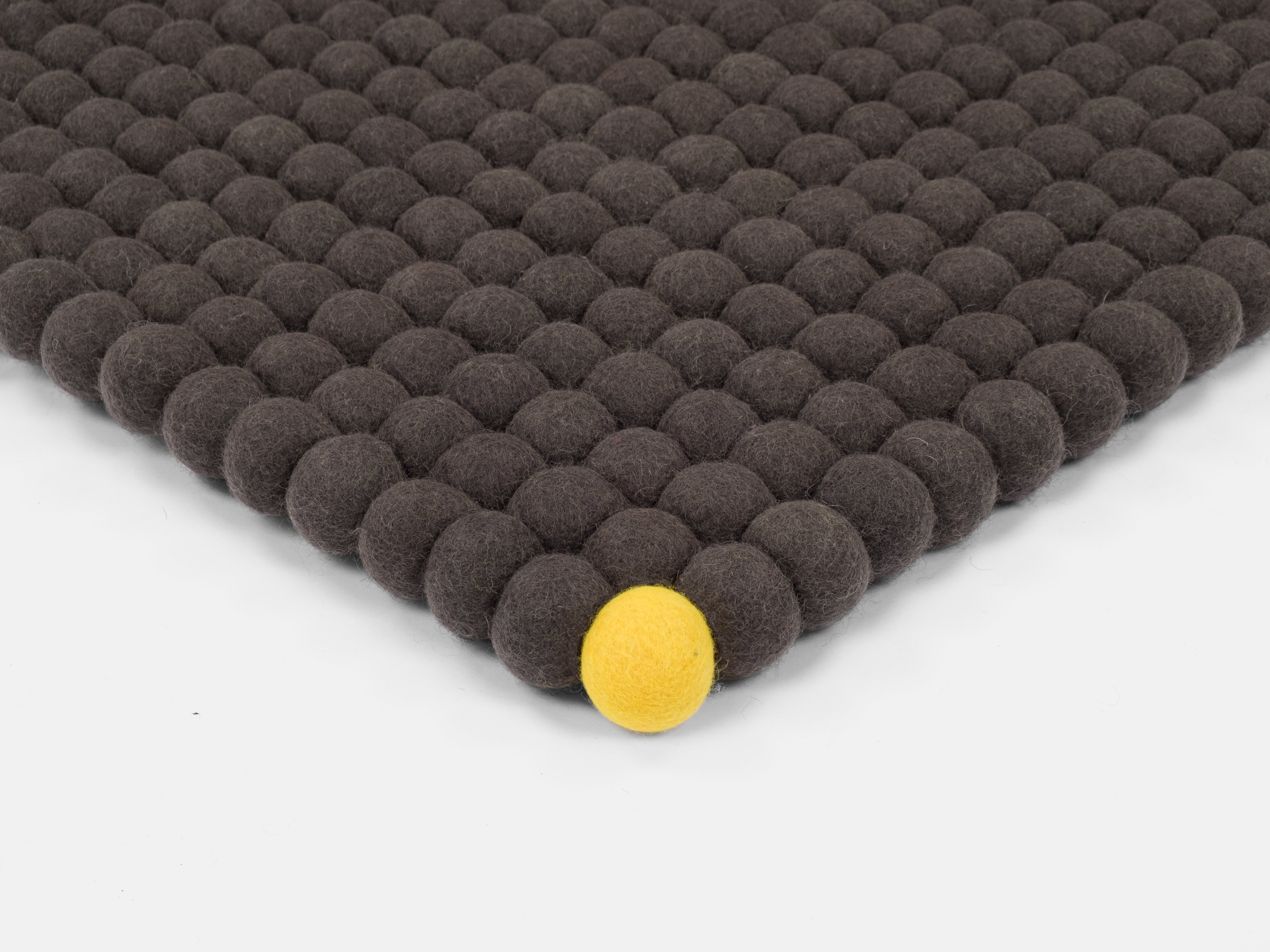 myfelt Big One Filzkugelteppich Grau aus Schurwolle – Bild 8