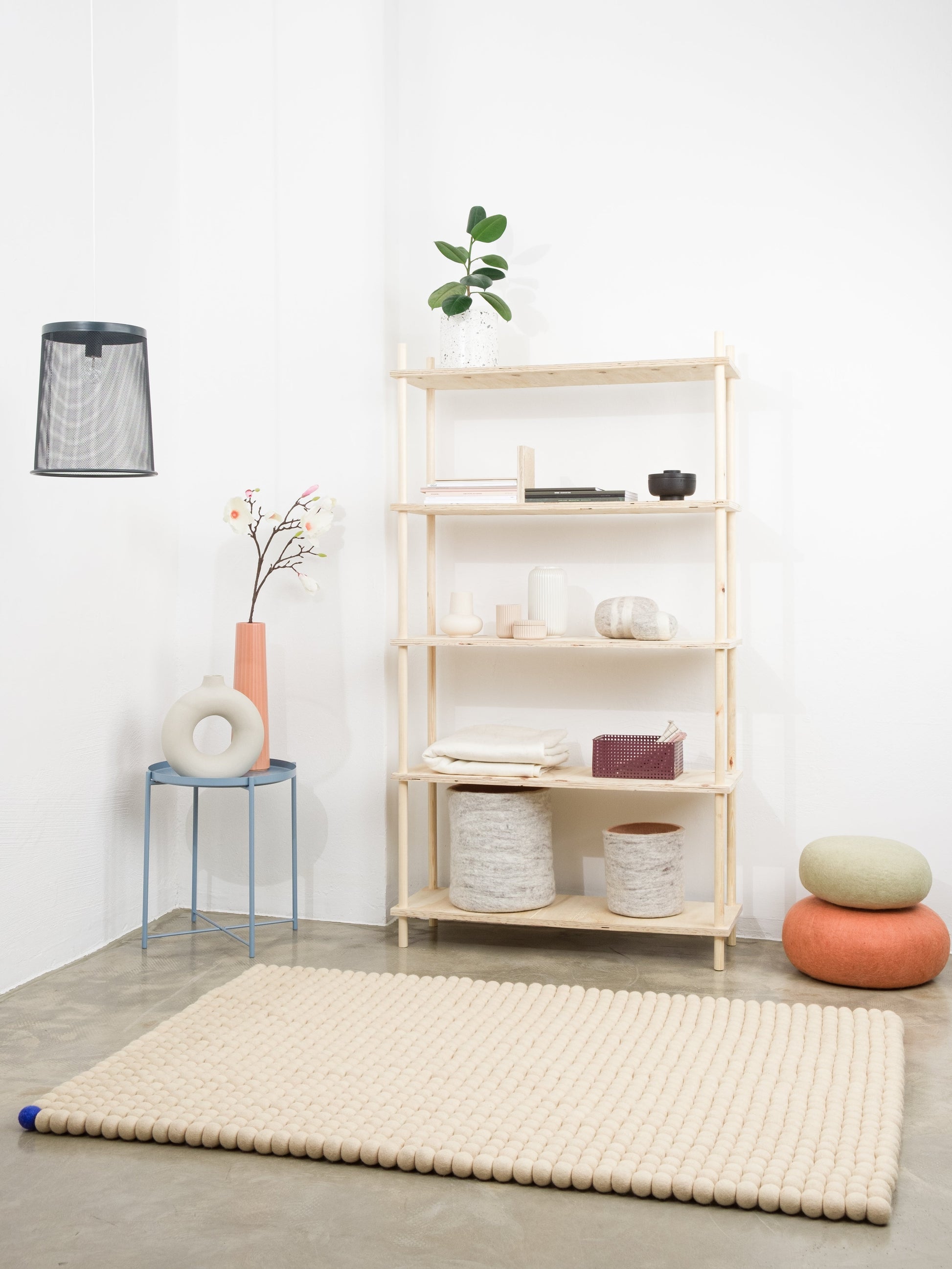 myfelt Big One Filzkugelteppich Beige aus Schurwolle – Bild 2