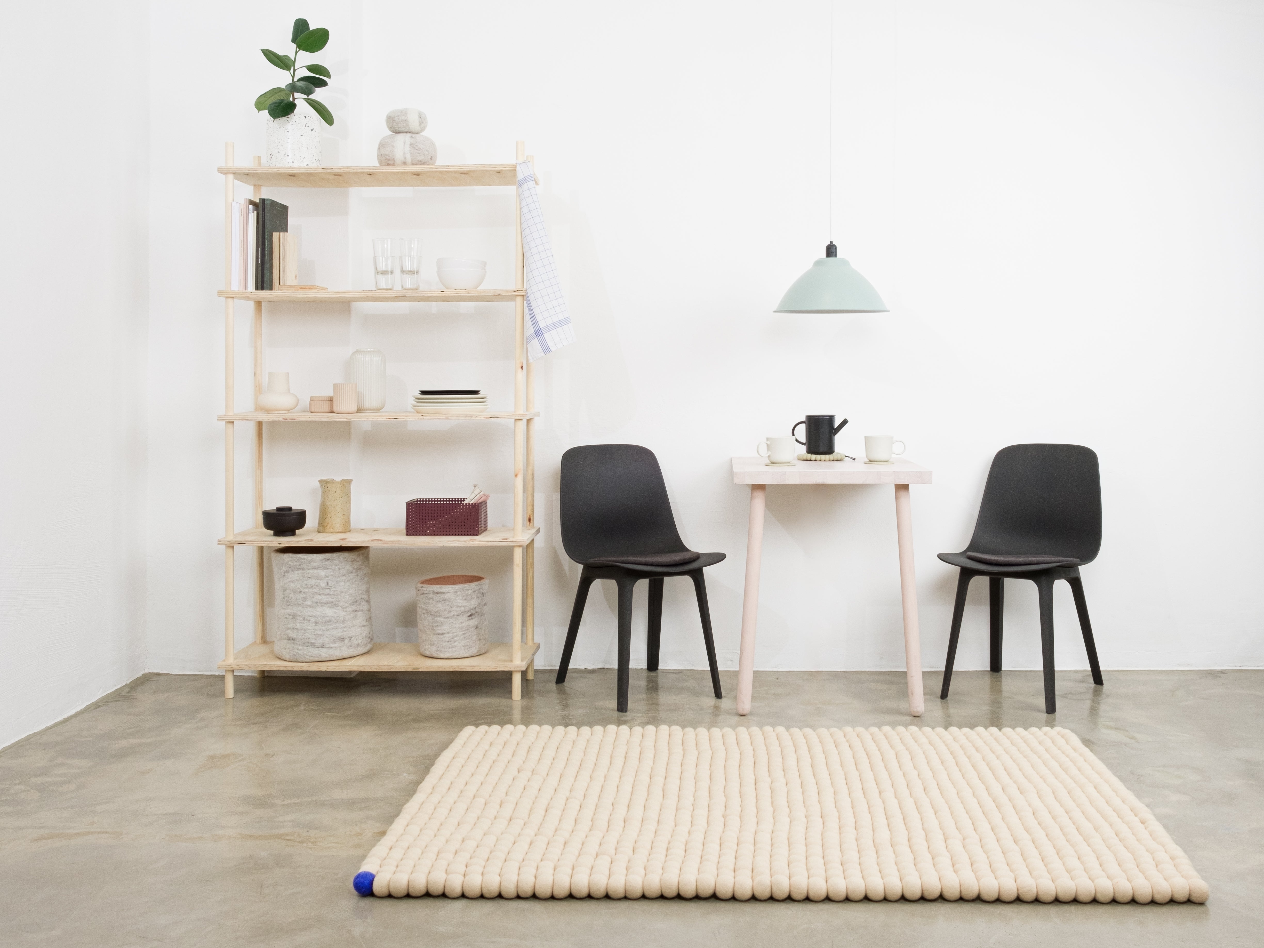 myfelt Big One Filzkugelteppich Beige aus Schurwolle – Bild 3