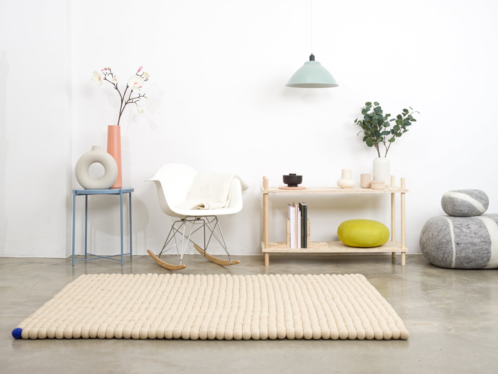 myfelt Big One Filzkugelteppich Beige aus Schurwolle – Bild 4