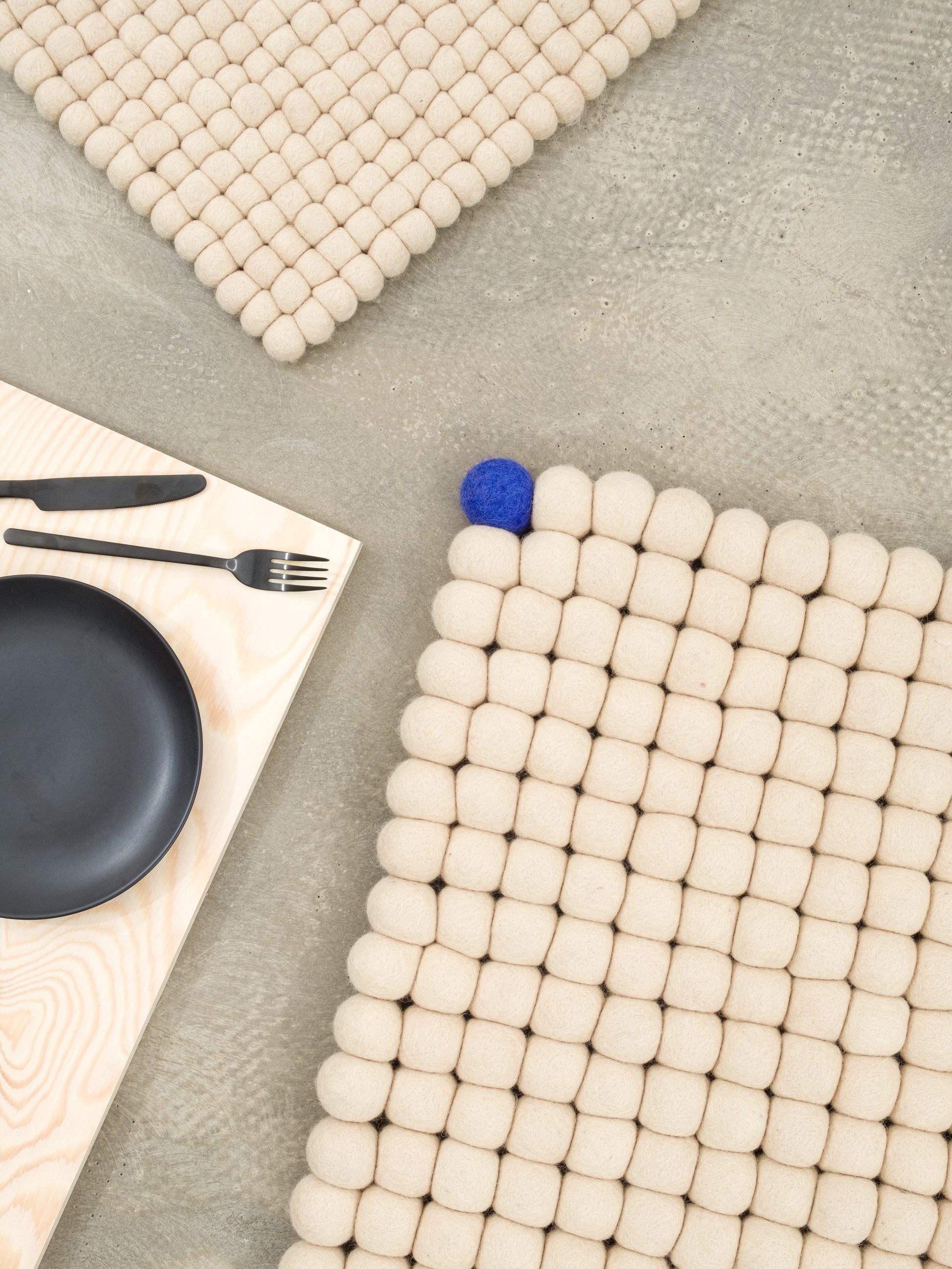 myfelt Big One Filzkugelteppich Beige aus Schurwolle – Bild 7