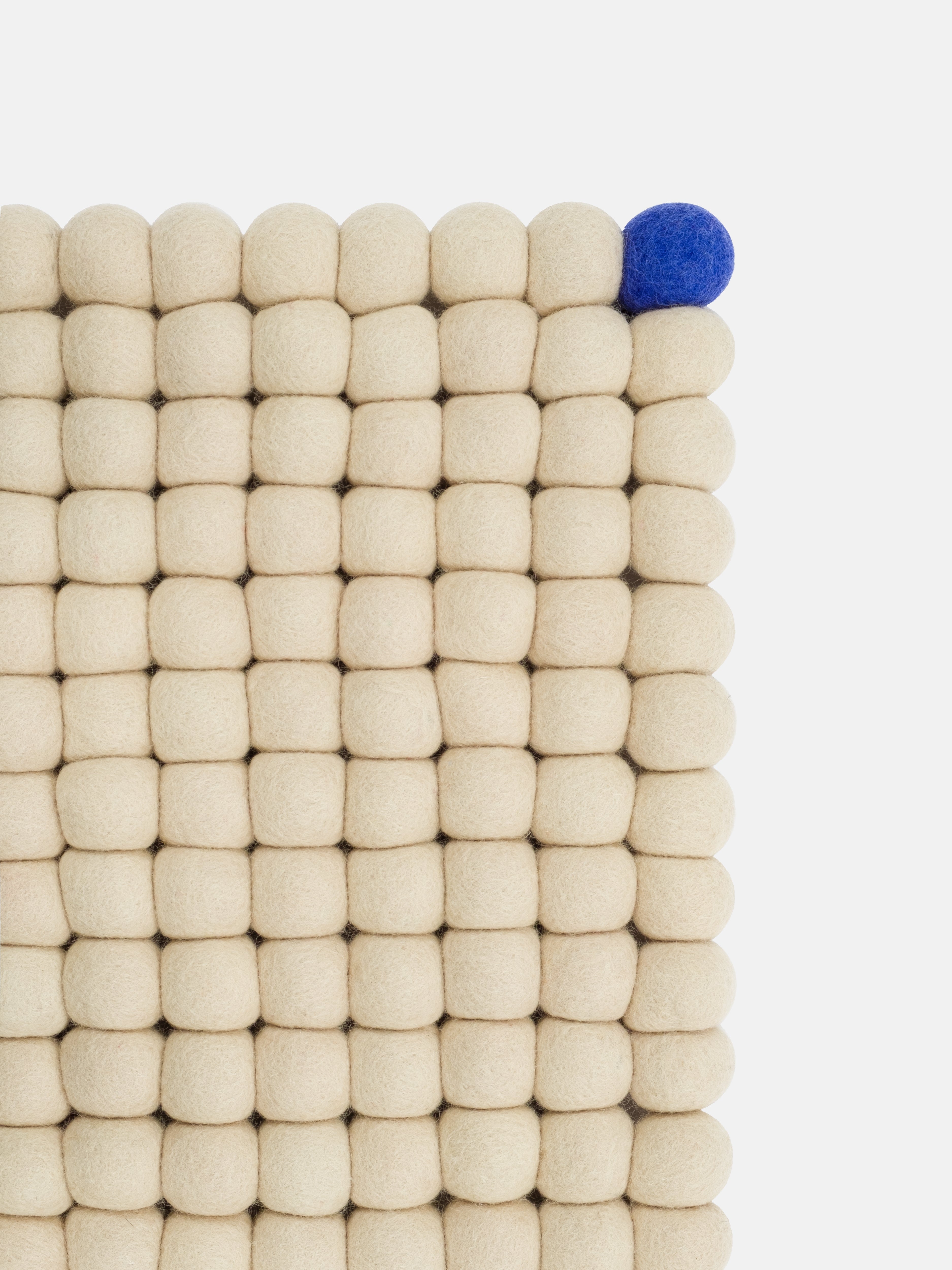 myfelt Big One Filzkugelteppich Beige aus Schurwolle – Bild 8