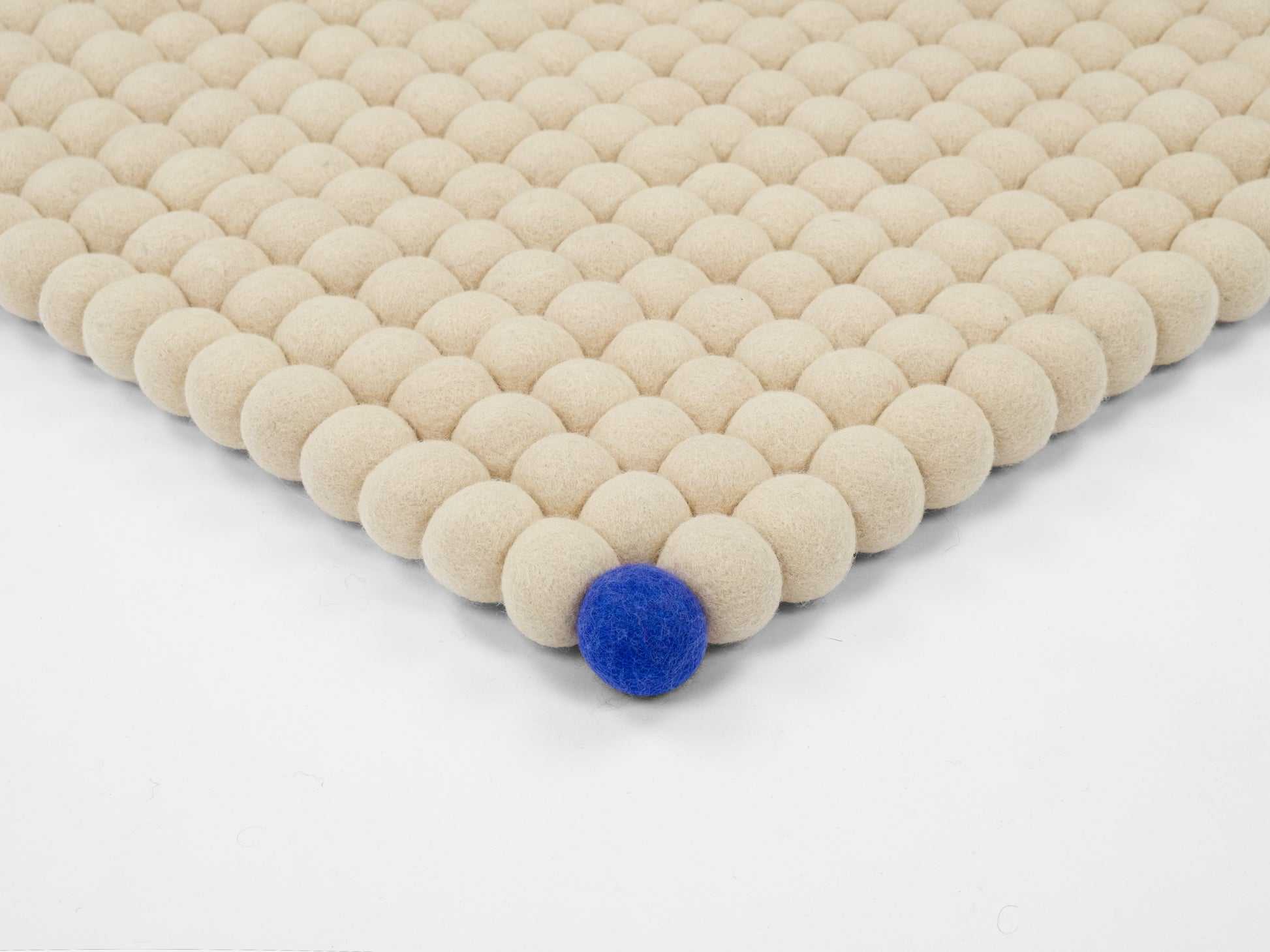 myfelt Big One Filzkugelteppich Beige aus Schurwolle – Bild 9