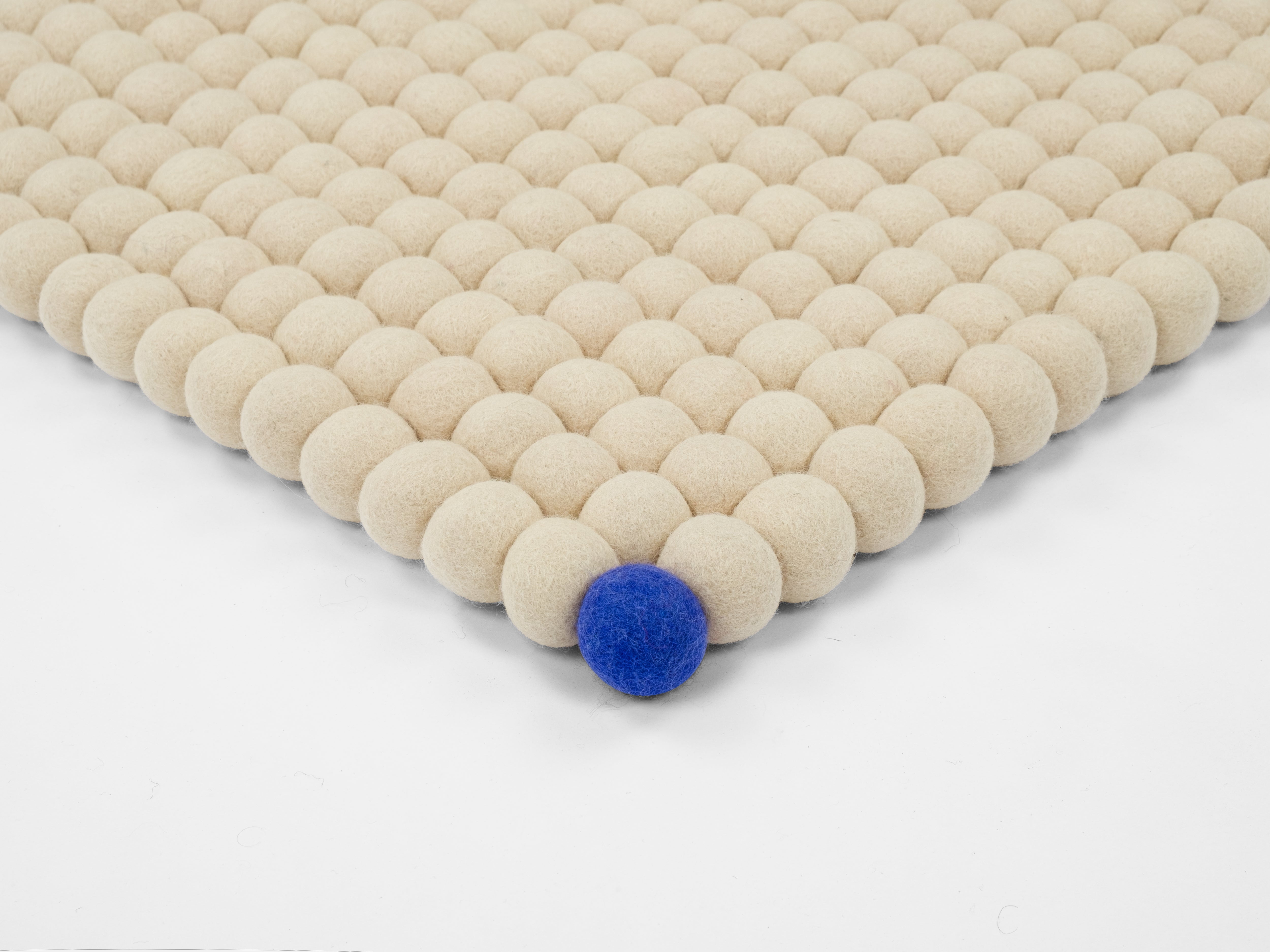 myfelt Big One Filzkugelteppich Beige aus Schurwolle – Bild 9