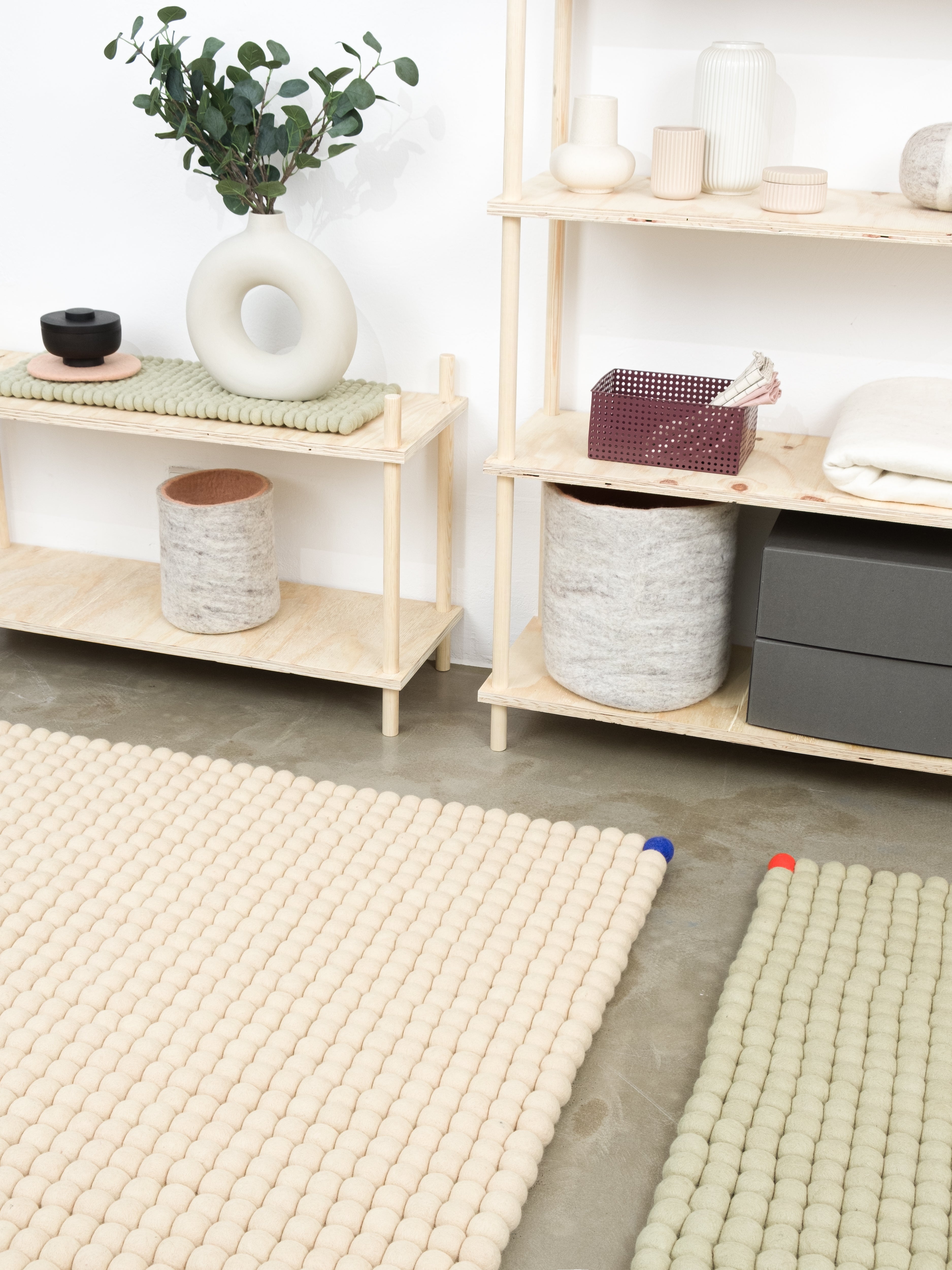 myfelt Big One Filzkugelteppich Beige aus Schurwolle – Bild 5