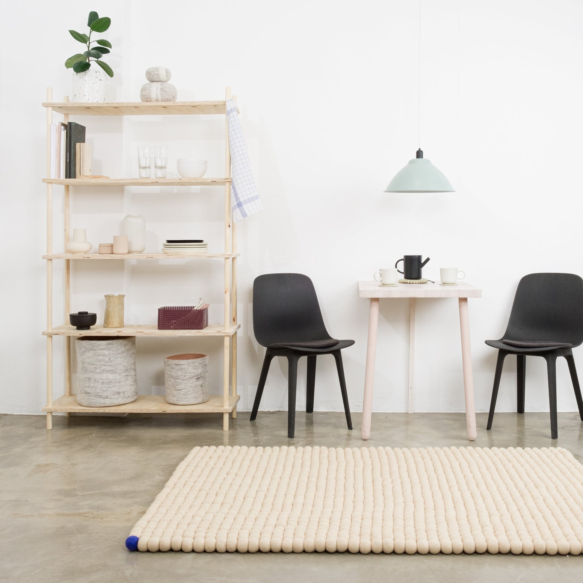 myfelt Big One Filzkugelteppich Beige aus Schurwolle – Bild 6