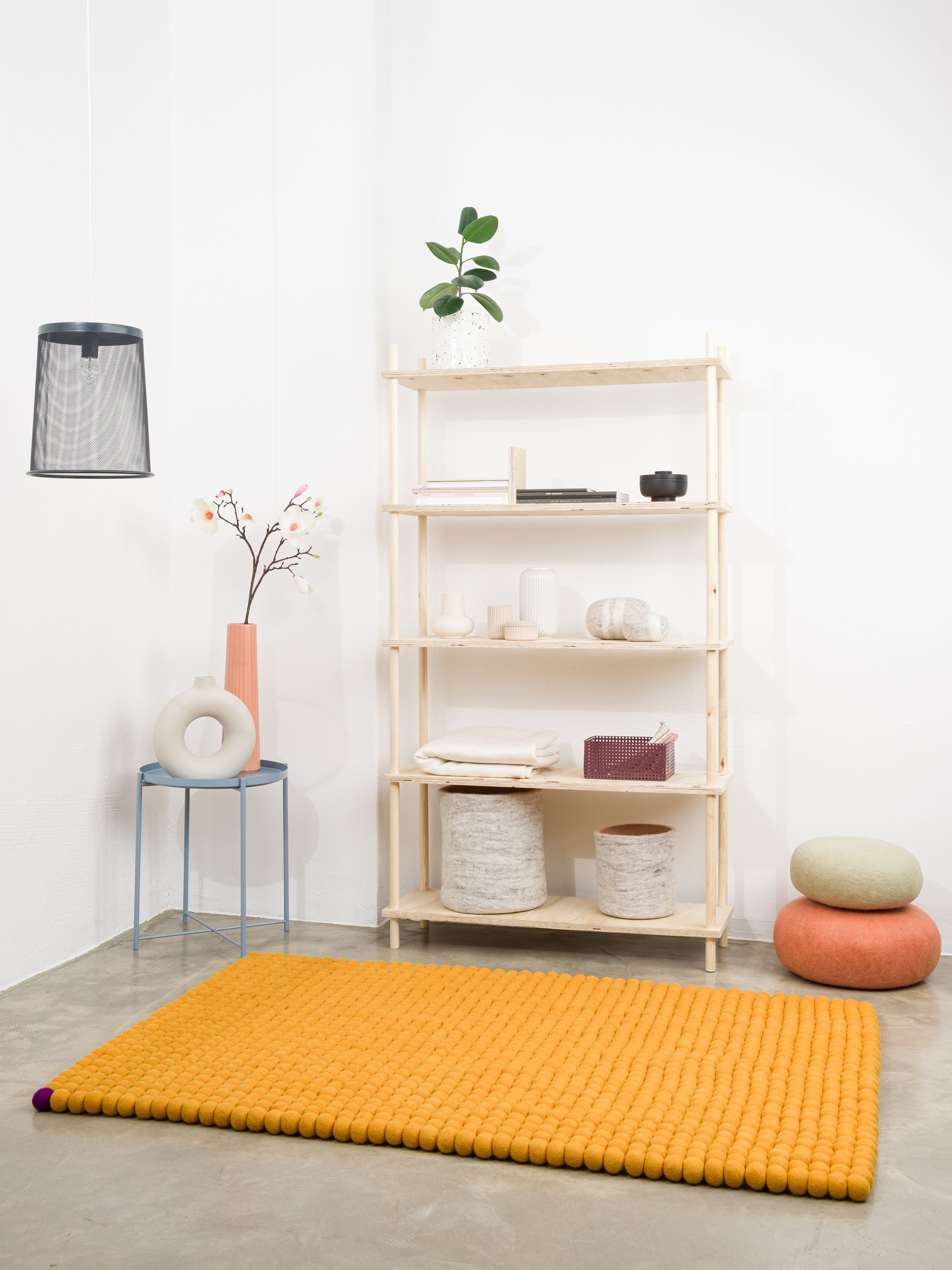 myfelt Big One Filzkugelteppich Gelb aus Schurwolle – Bild 2
