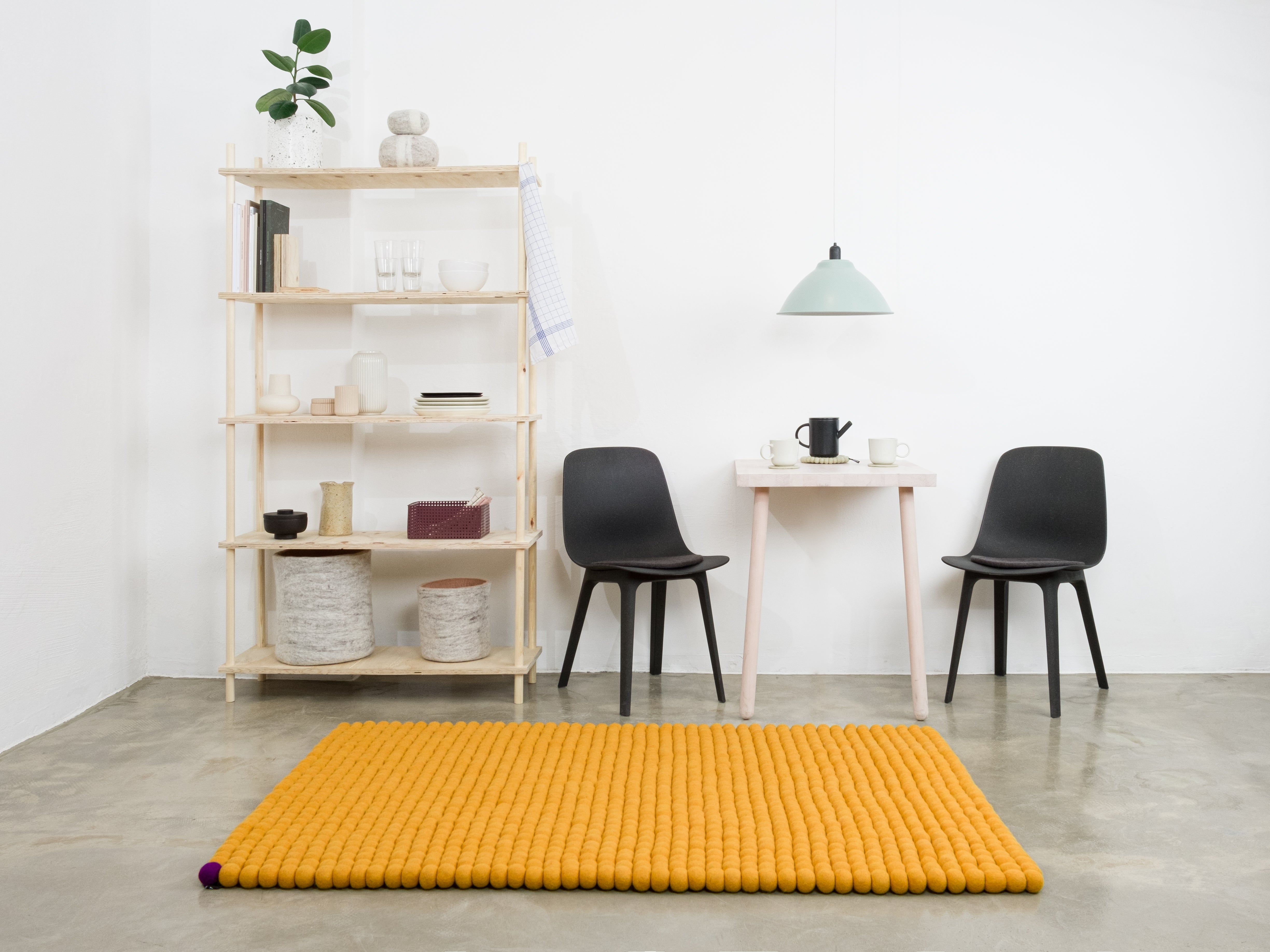myfelt Big One Filzkugelteppich Gelb aus Schurwolle – Bild 3