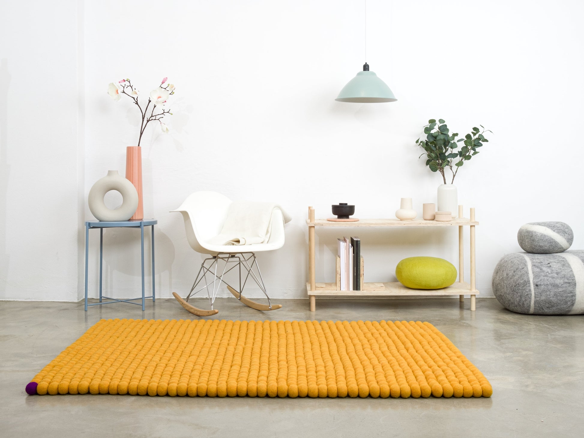 myfelt Big One Filzkugelteppich Gelb aus Schurwolle – Bild 4