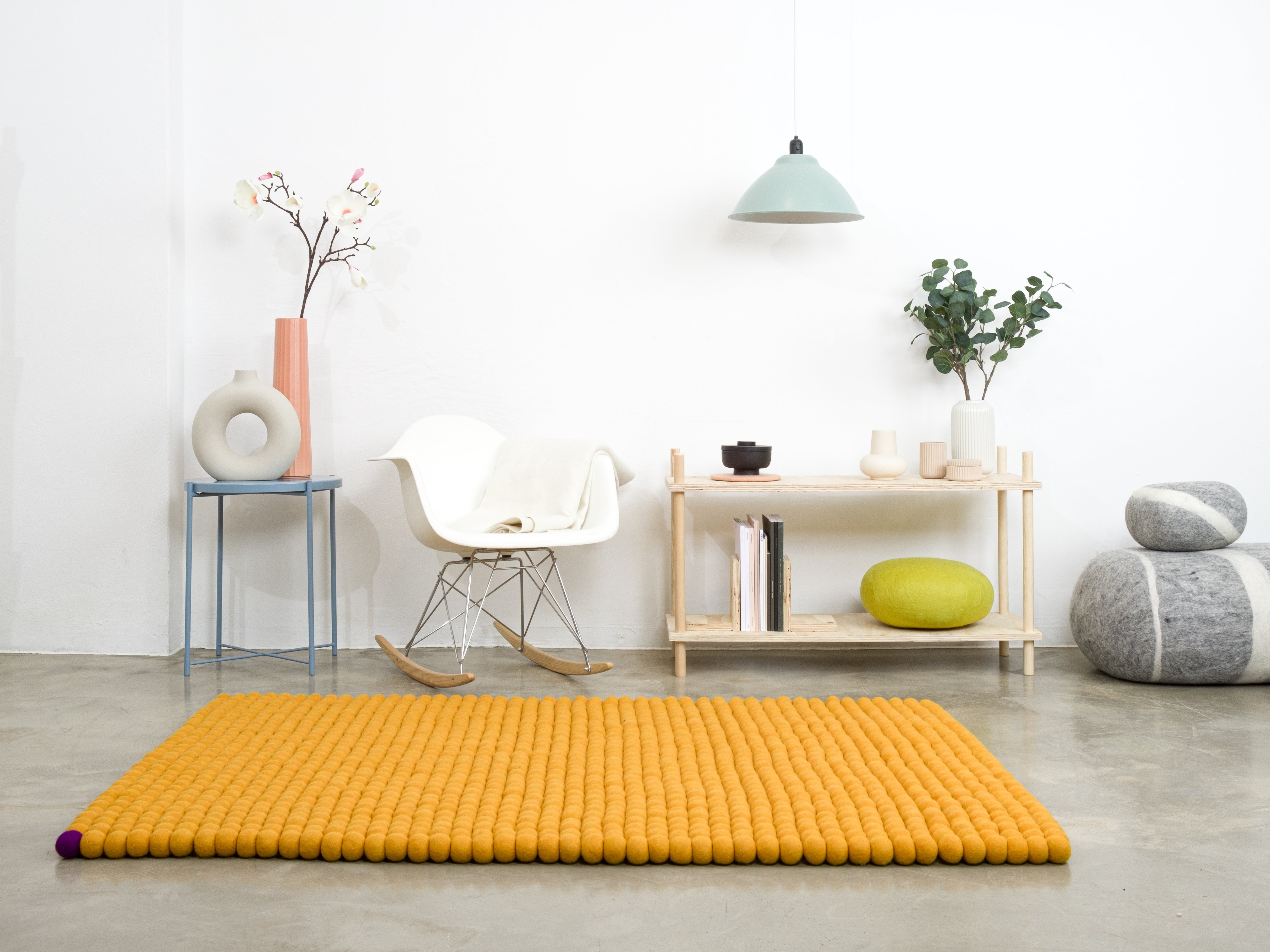 myfelt Big One Filzkugelteppich Gelb aus Schurwolle – Bild 4