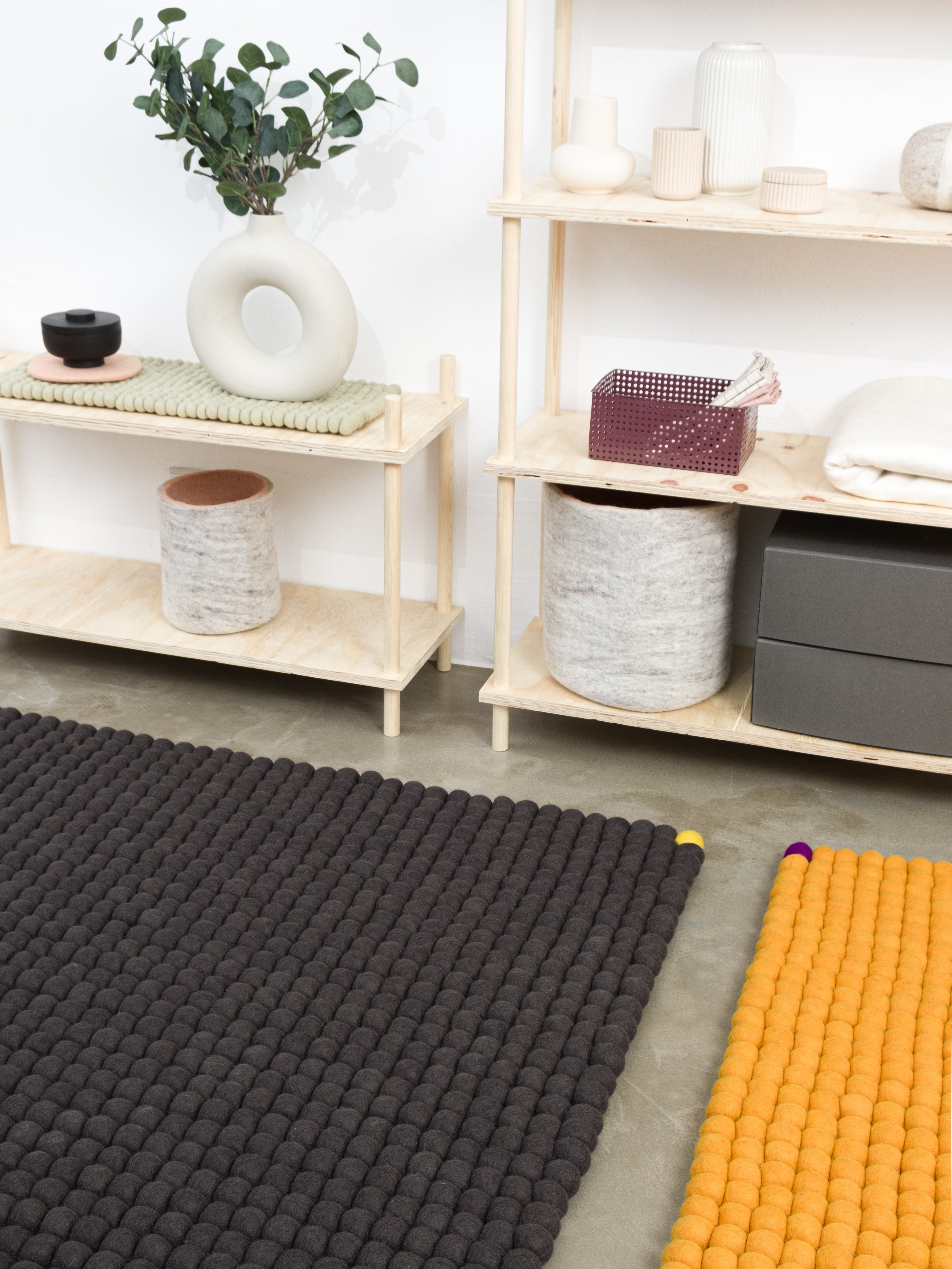 myfelt Big One Filzkugelteppich Gelb aus Schurwolle – Bild 7
