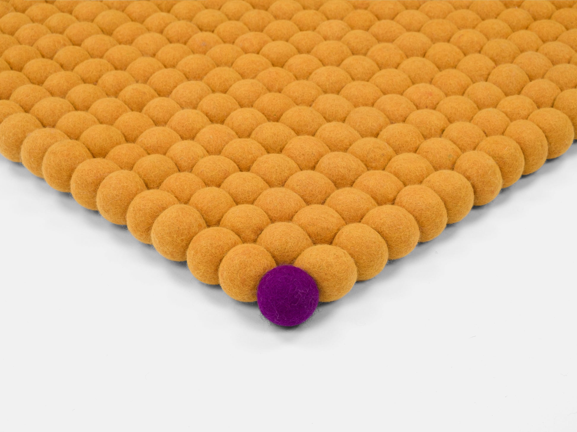 myfelt Big One Filzkugelteppich Gelb aus Schurwolle – Bild 10