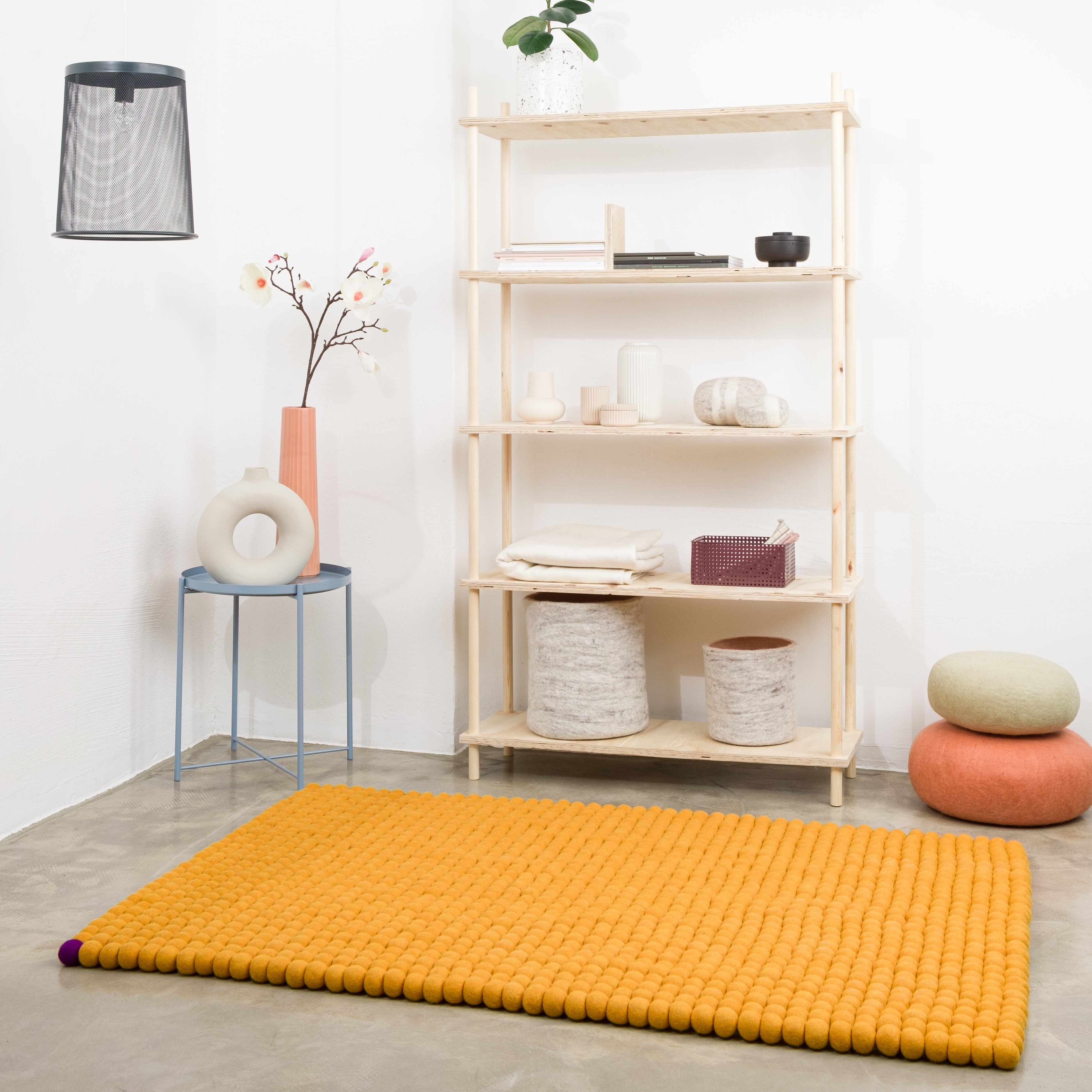myfelt Big One Filzkugelteppich Gelb aus Schurwolle – Bild 6