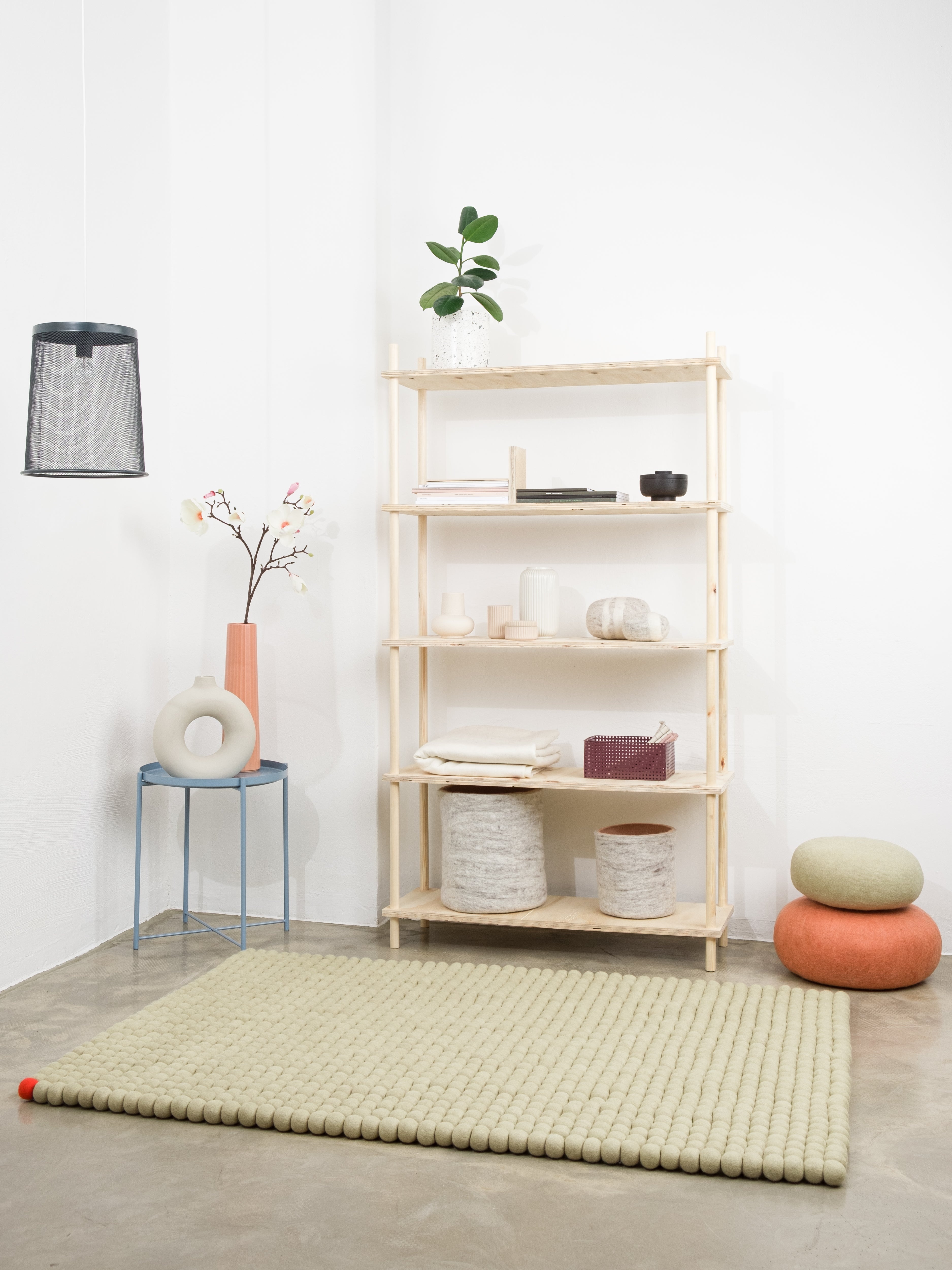 myfelt Big One Filzkugelteppich Beige aus Schurwolle – Bild 2