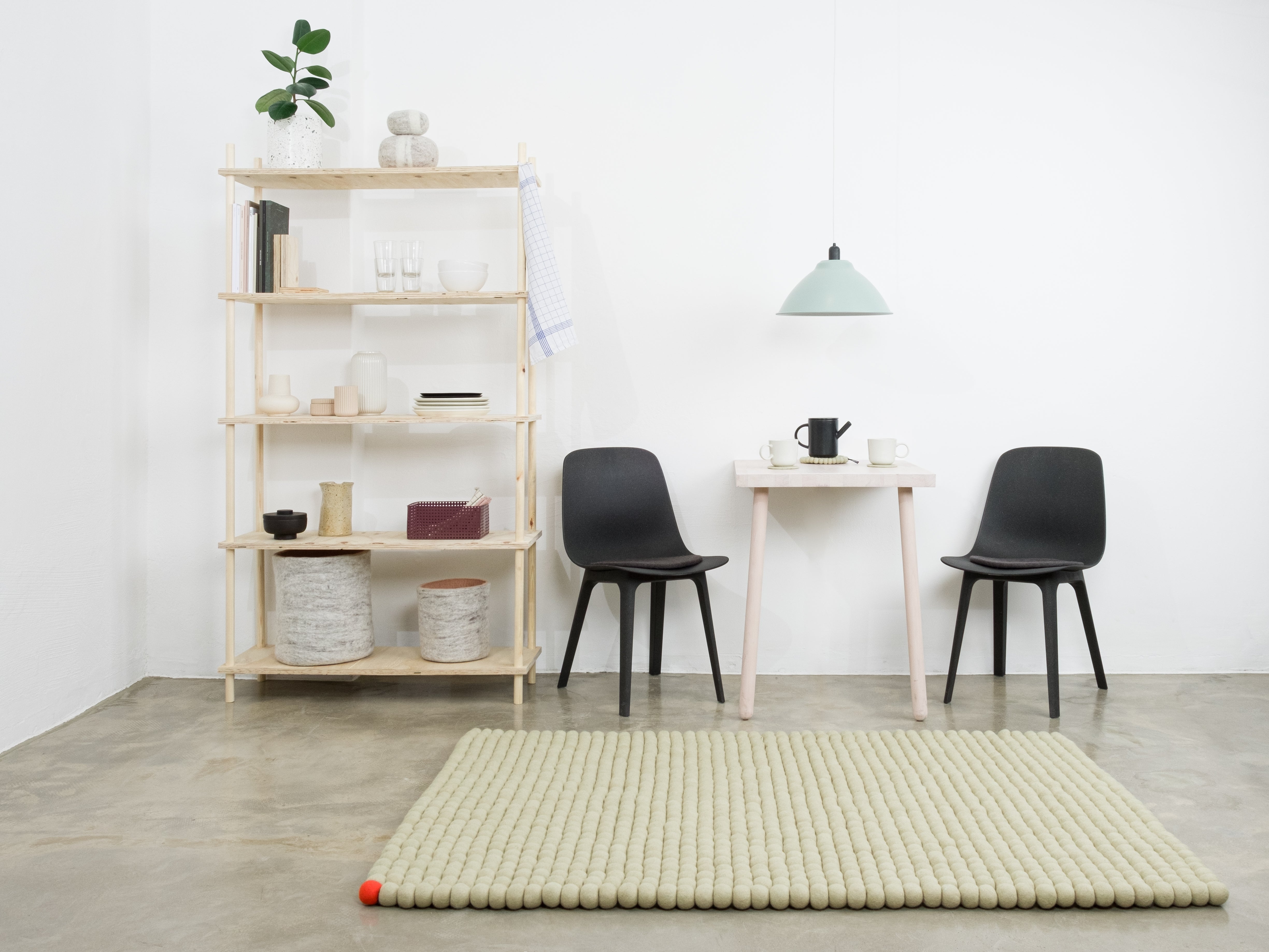 myfelt Big One Filzkugelteppich Beige aus Schurwolle – Bild 3