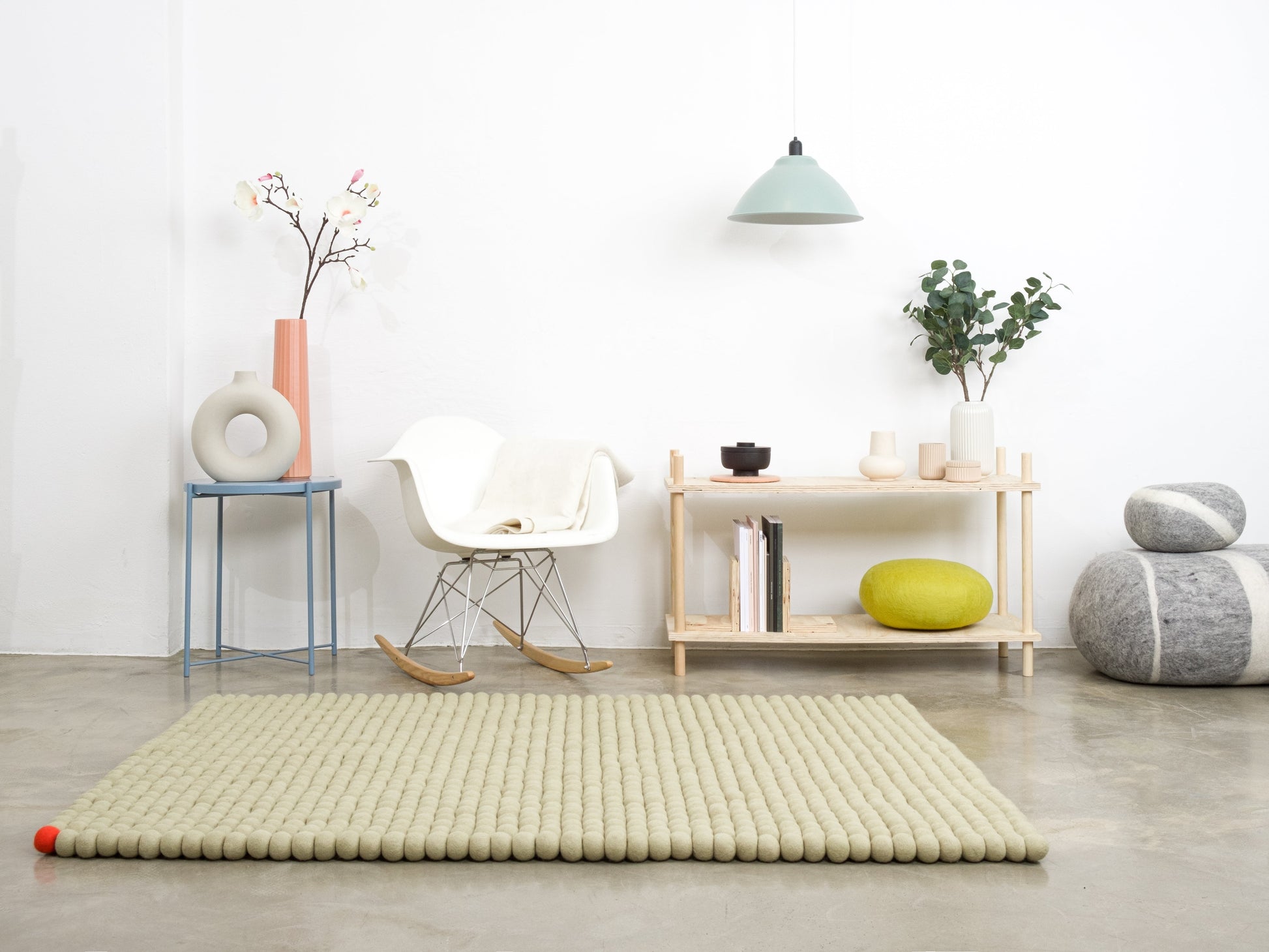 myfelt Big One Filzkugelteppich Beige aus Schurwolle – Bild 4