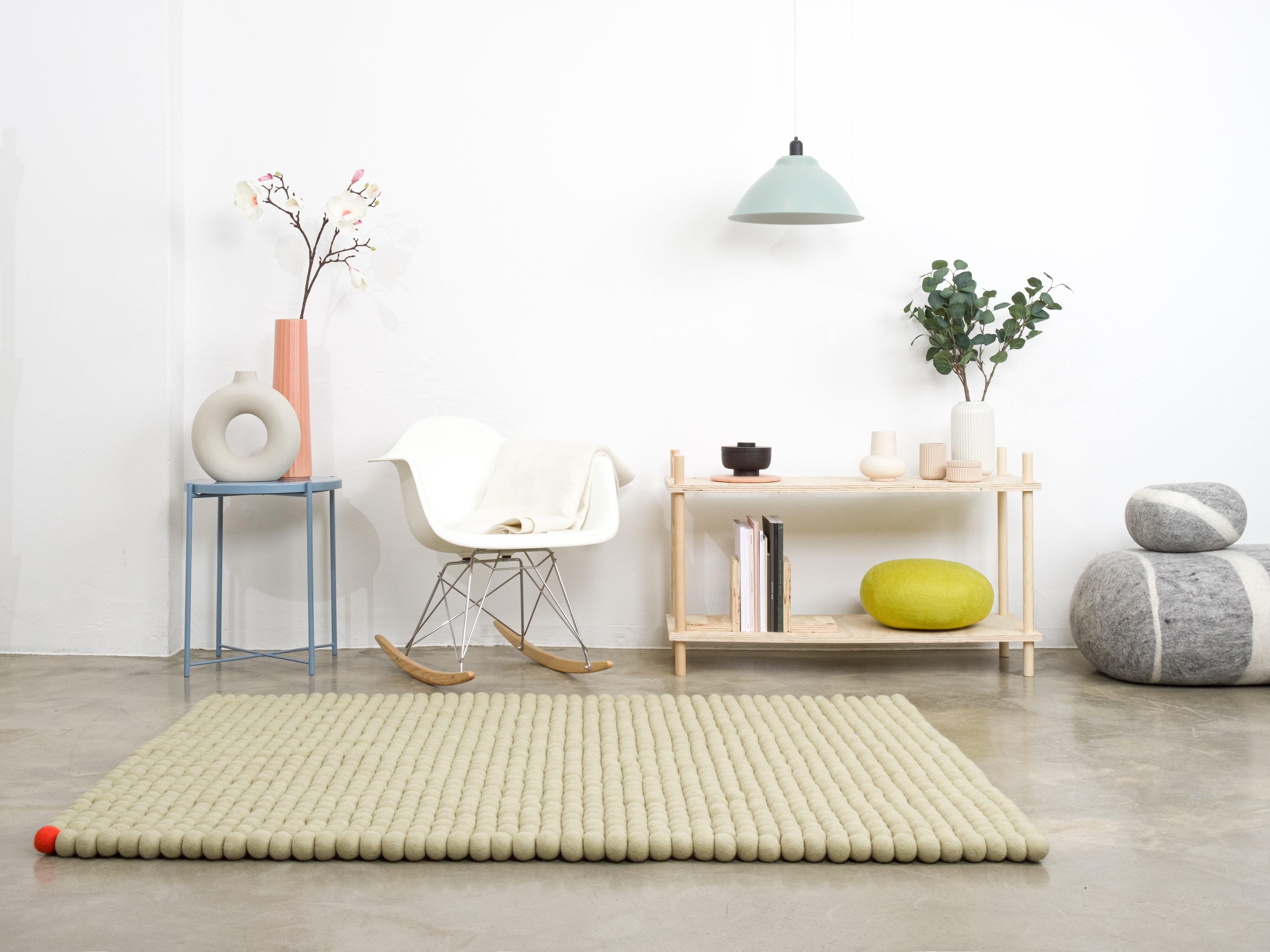 myfelt Big One Filzkugelteppich Beige aus Schurwolle – Bild 4
