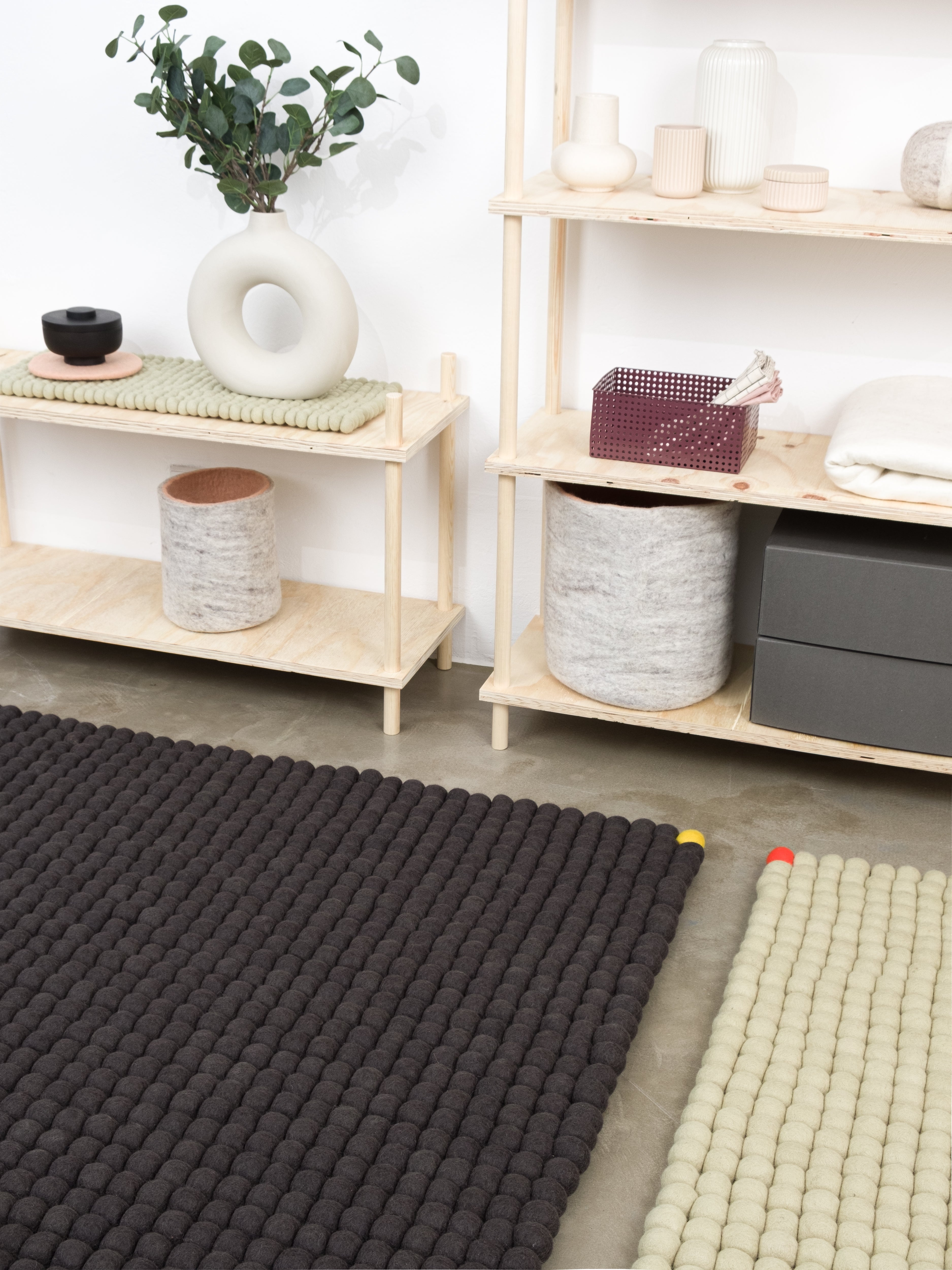 myfelt Big One Filzkugelteppich Beige aus Schurwolle – Bild 5