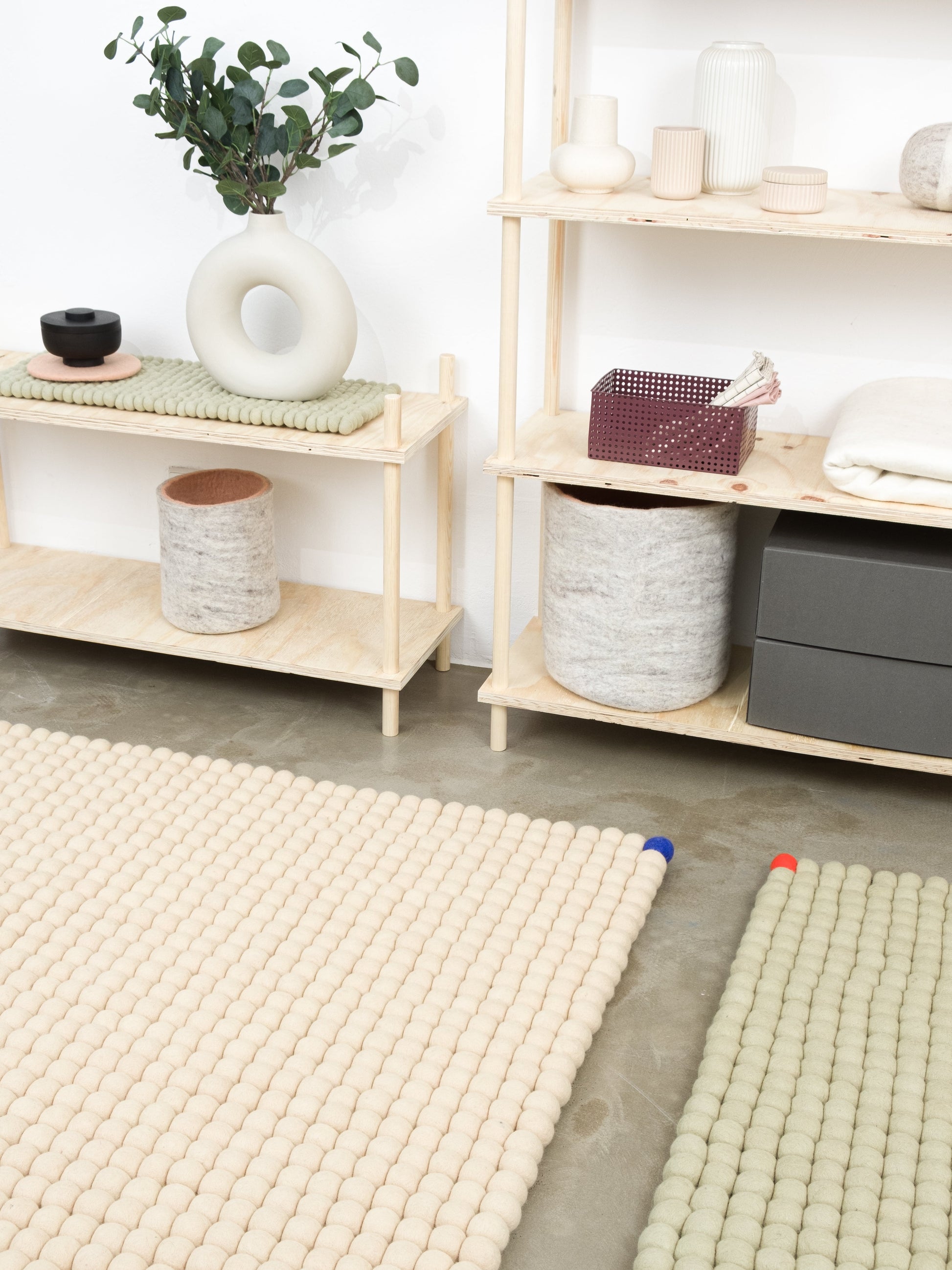myfelt Big One Filzkugelteppich Beige aus Schurwolle – Bild 6