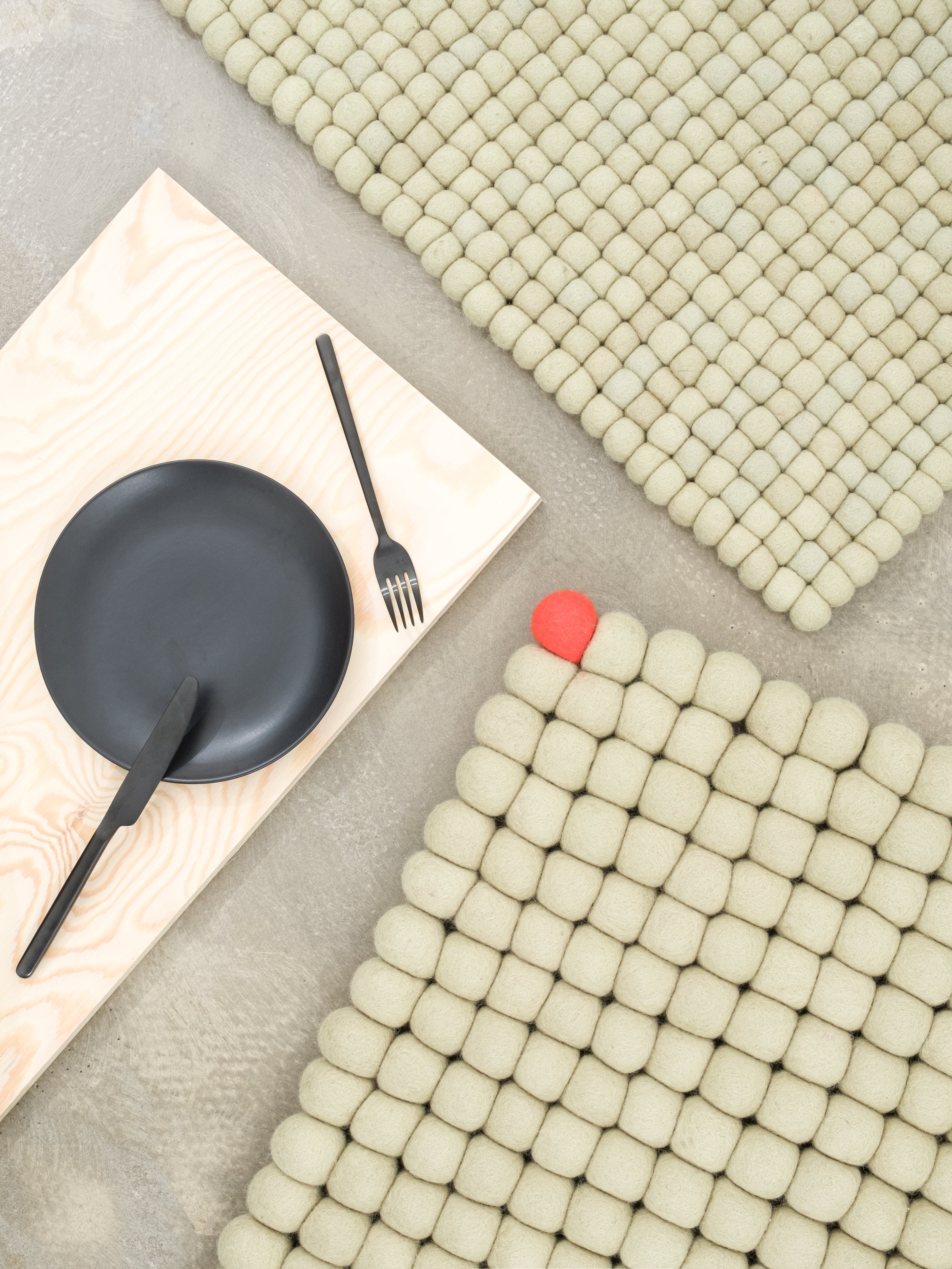 myfelt Big One Filzkugelteppich Beige aus Schurwolle – Bild 8