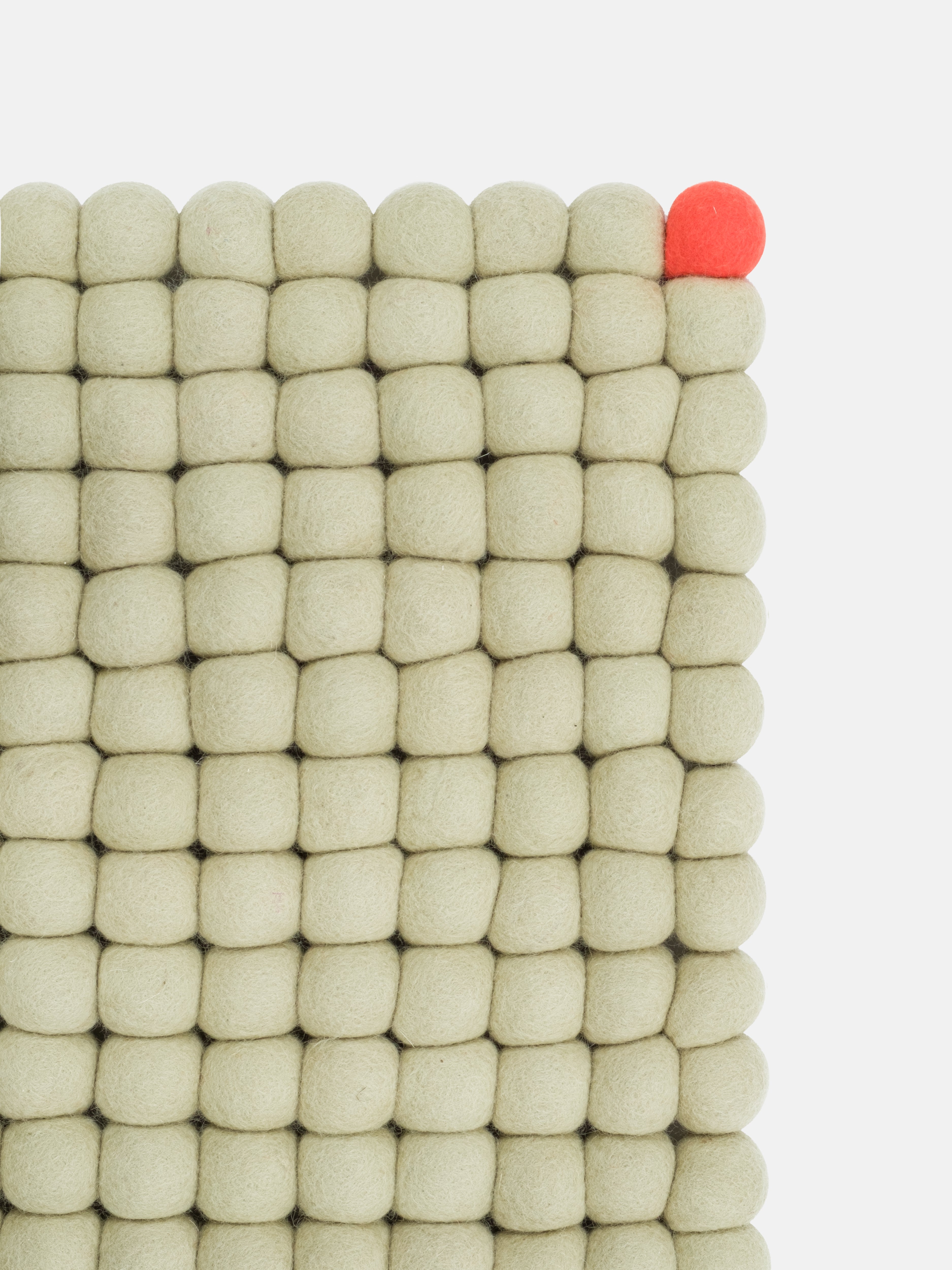 myfelt Big One Filzkugelteppich Beige aus Schurwolle – Bild 9