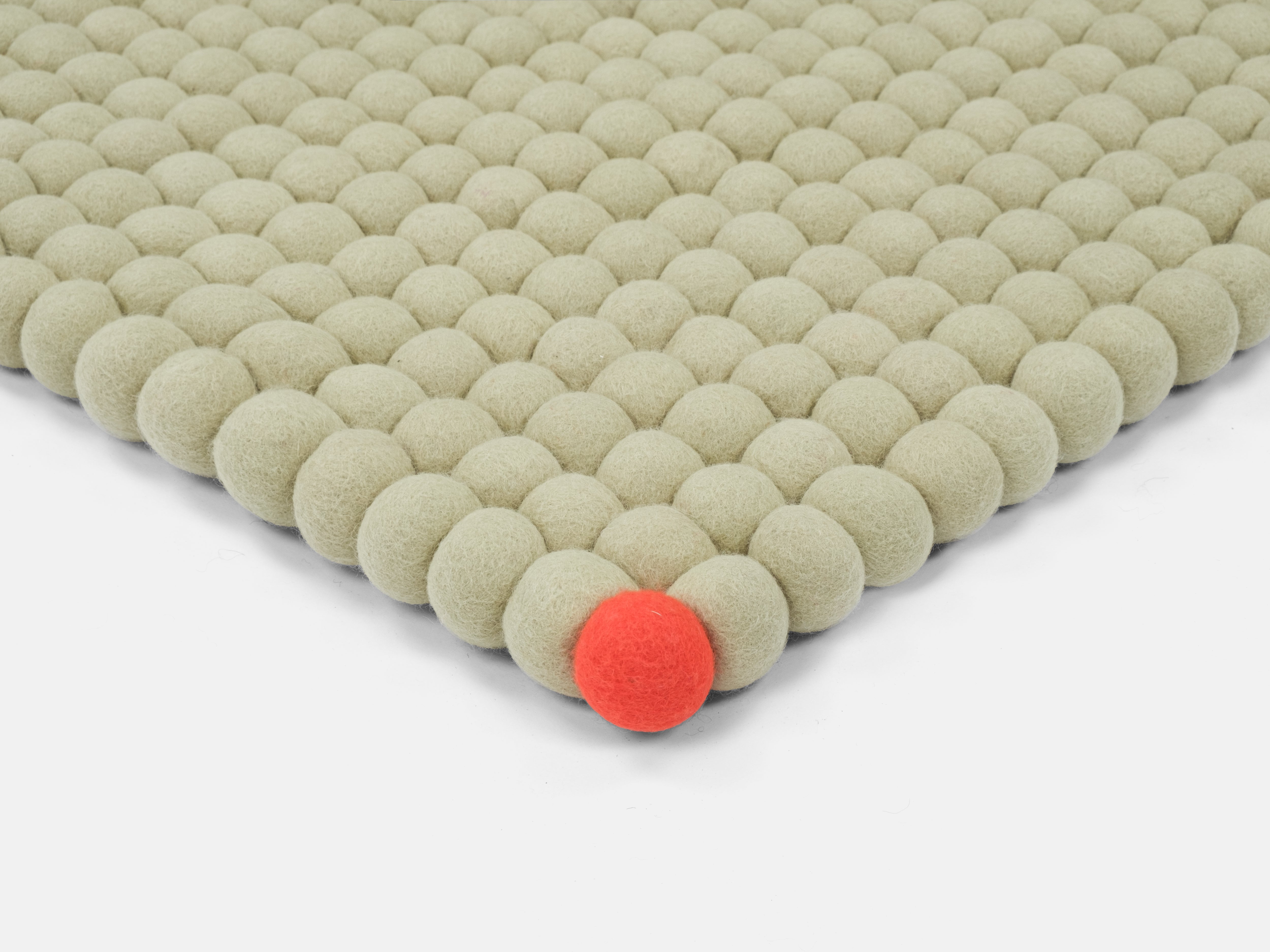 myfelt Big One Filzkugelteppich Beige aus Schurwolle – Bild 10