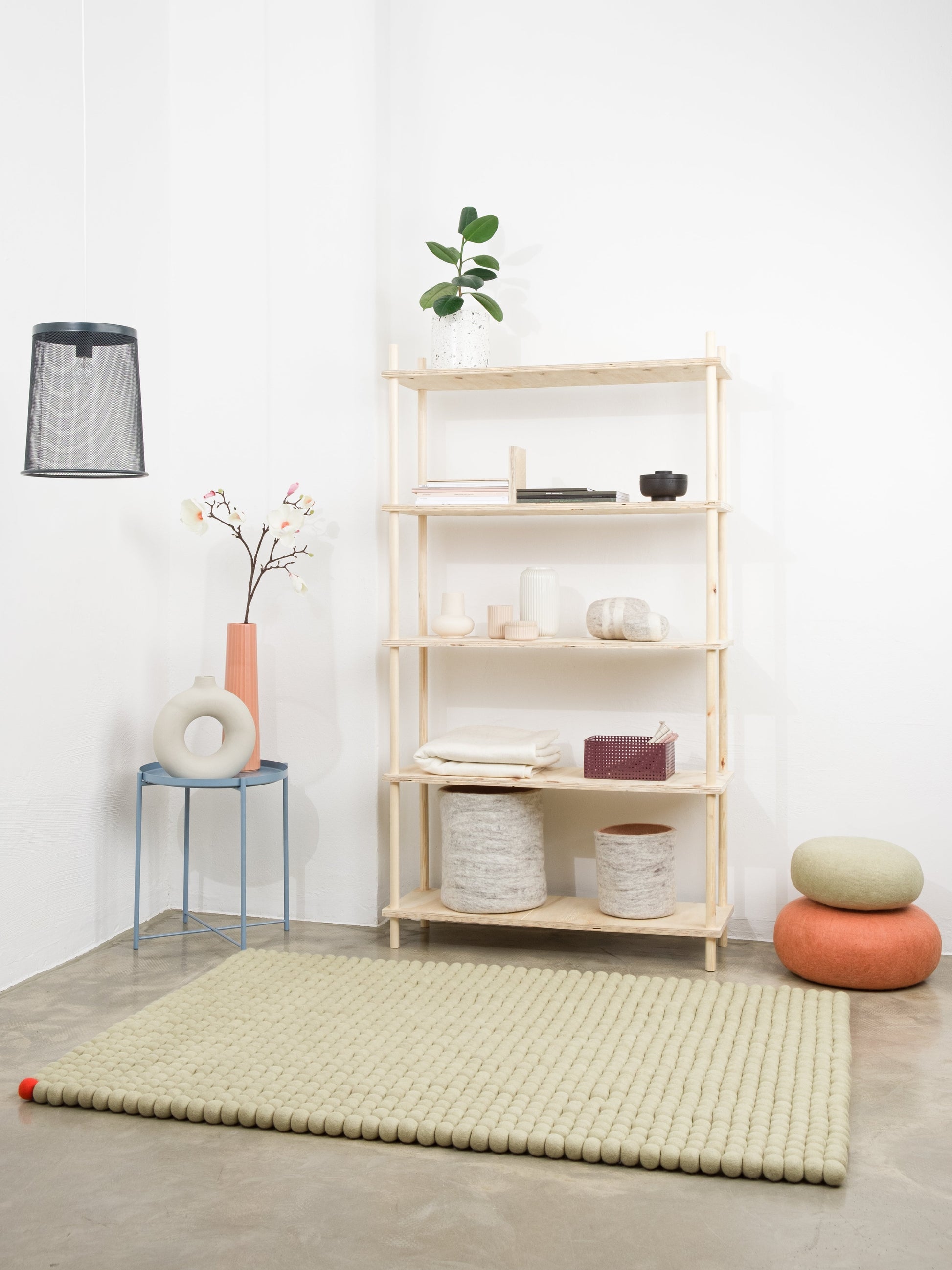 myfelt Big One Filzkugelteppich Beige aus Schurwolle – Bild 7