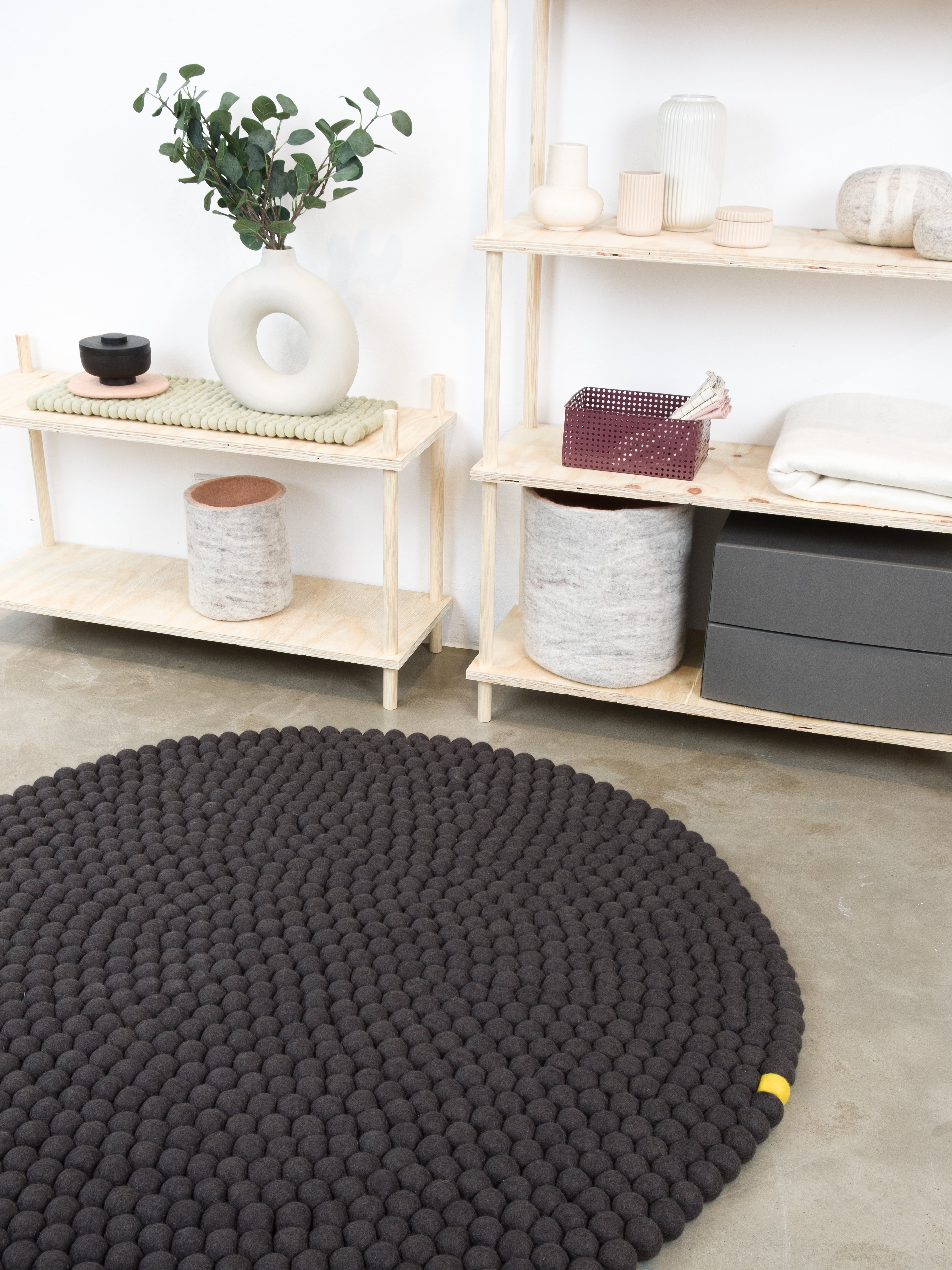 myfelt Big One Filzkugelteppich Grau aus Schurwolle – Bild 2