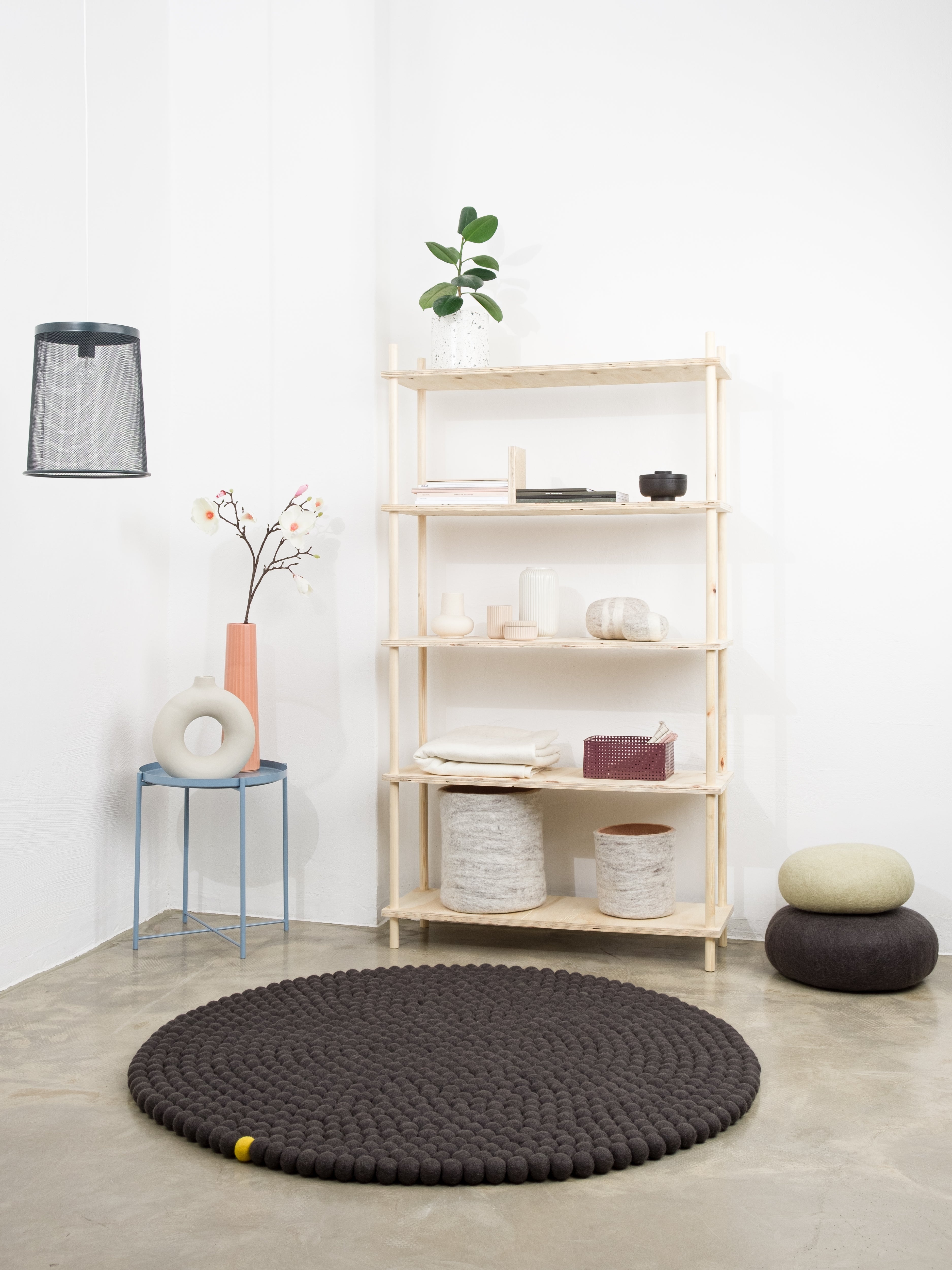 myfelt Big One Filzkugelteppich Grau aus Schurwolle – Bild 3