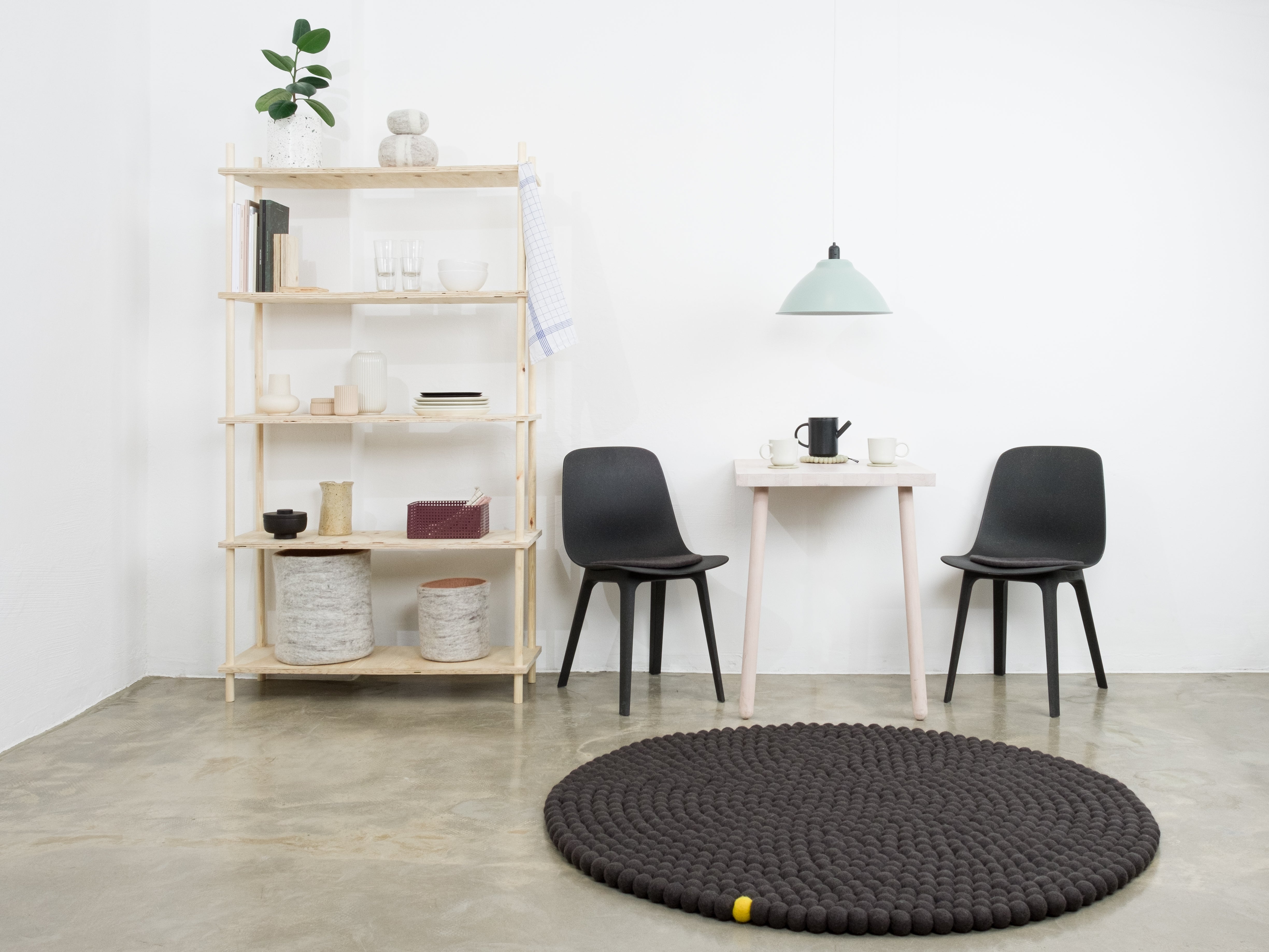 myfelt Big One Filzkugelteppich Grau aus Schurwolle – Bild 4