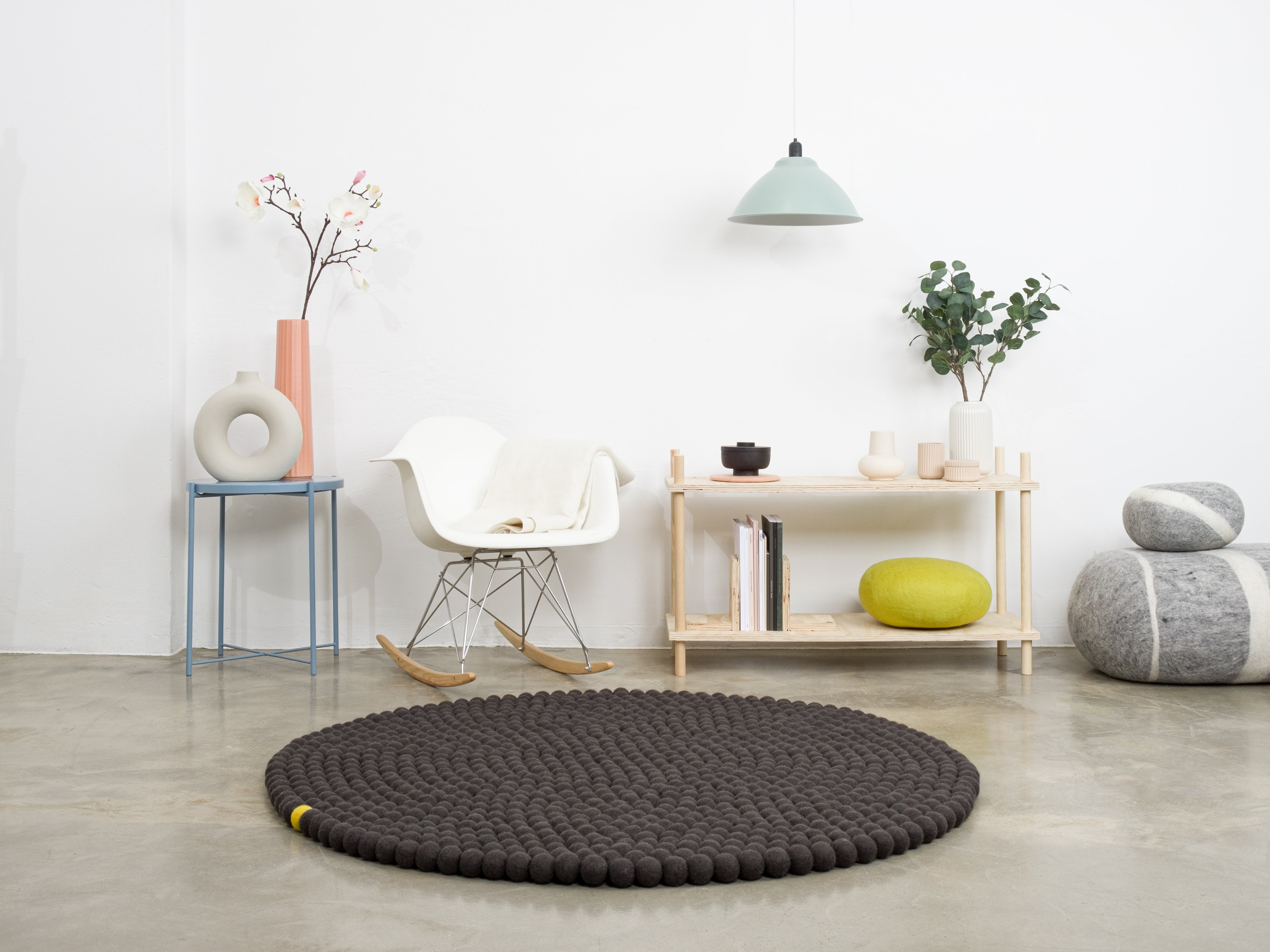 myfelt Big One Filzkugelteppich Grau aus Schurwolle – Bild 5