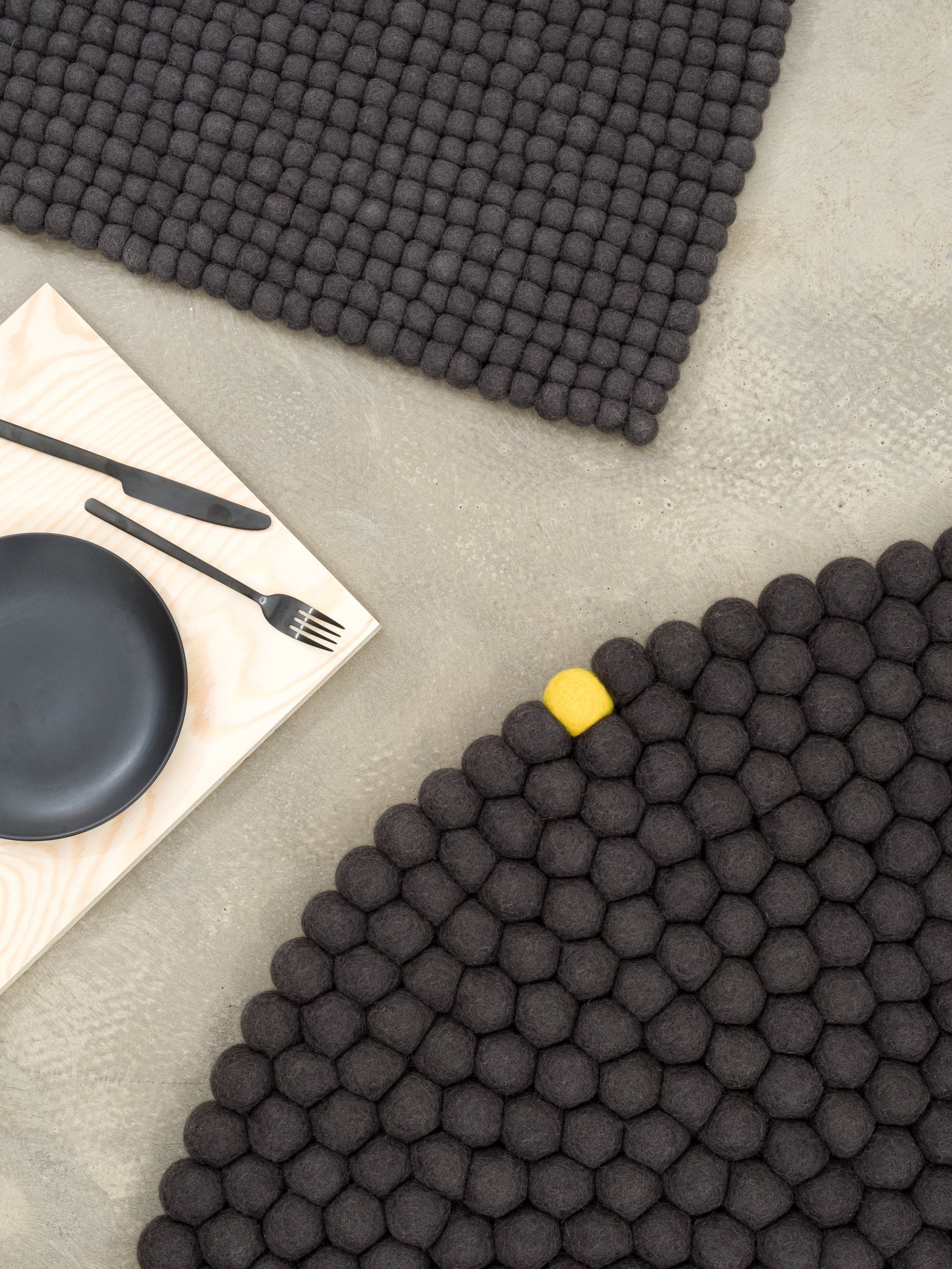 myfelt Big One Filzkugelteppich Grau aus Schurwolle – Bild 7