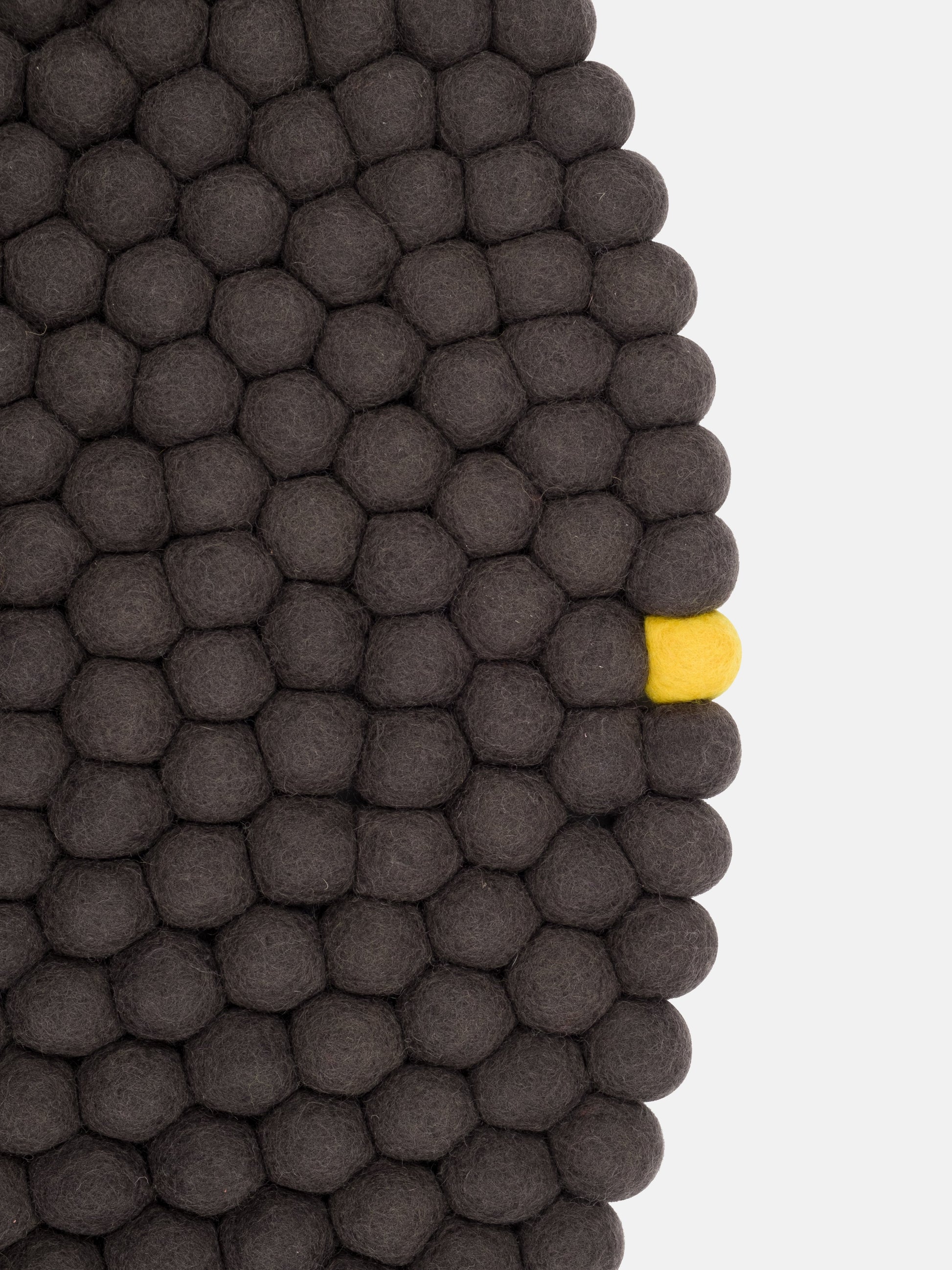 myfelt Big One Filzkugelteppich Grau aus Schurwolle – Bild 8