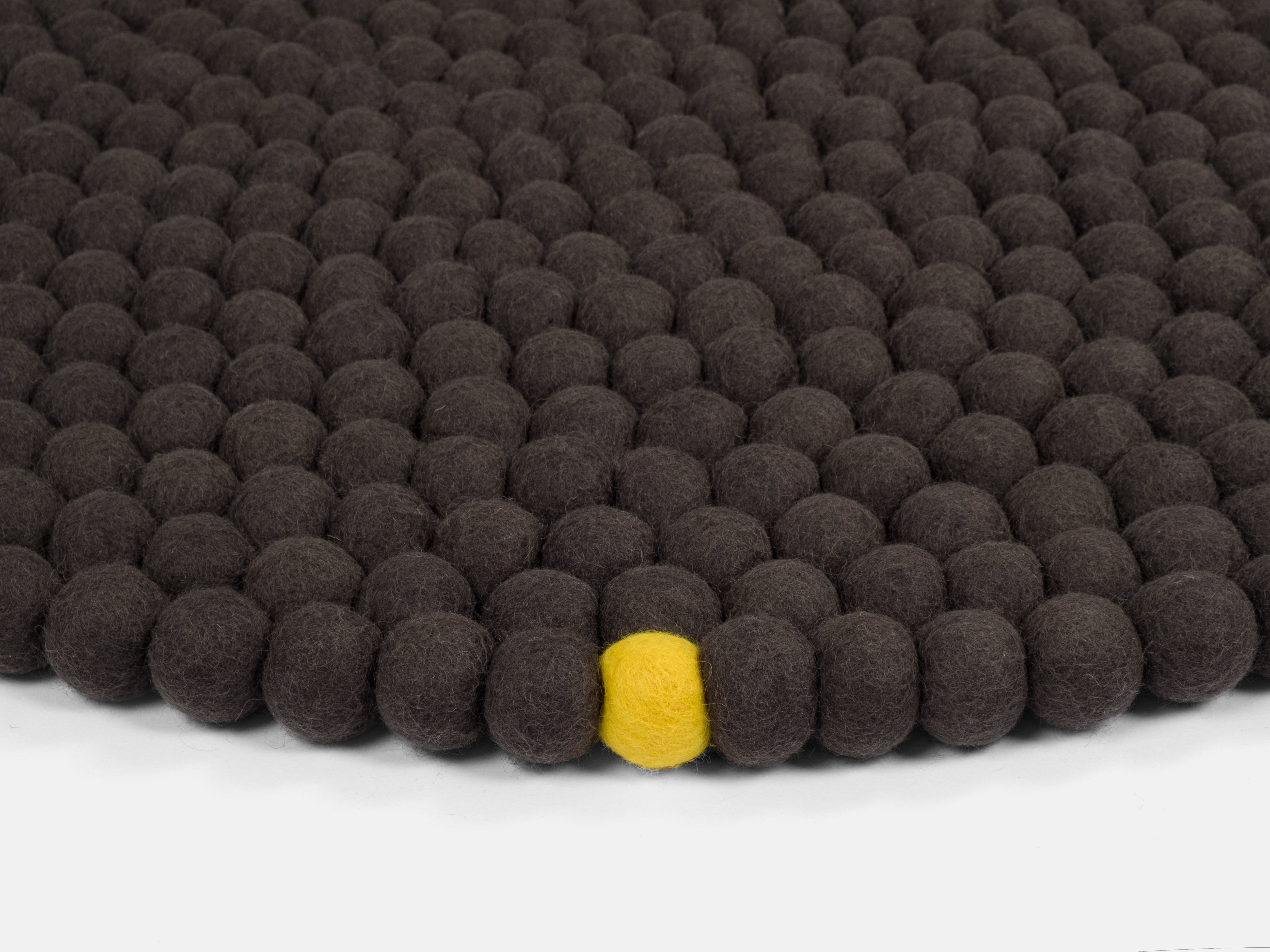 myfelt Big One Filzkugelteppich Grau aus Schurwolle – Bild 9