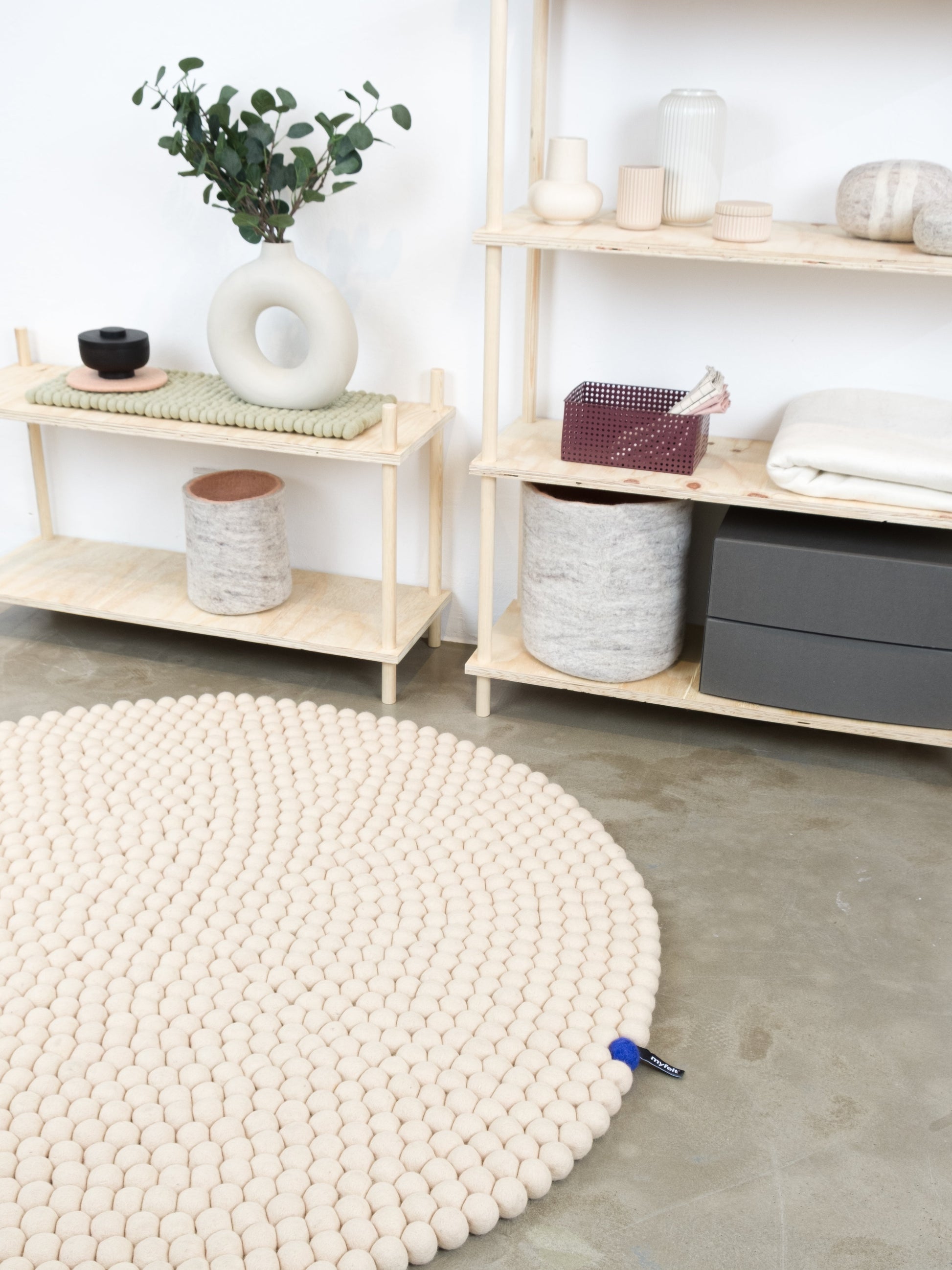 myfelt Big One Filzkugelteppich Beige aus Schurwolle – Bild 2