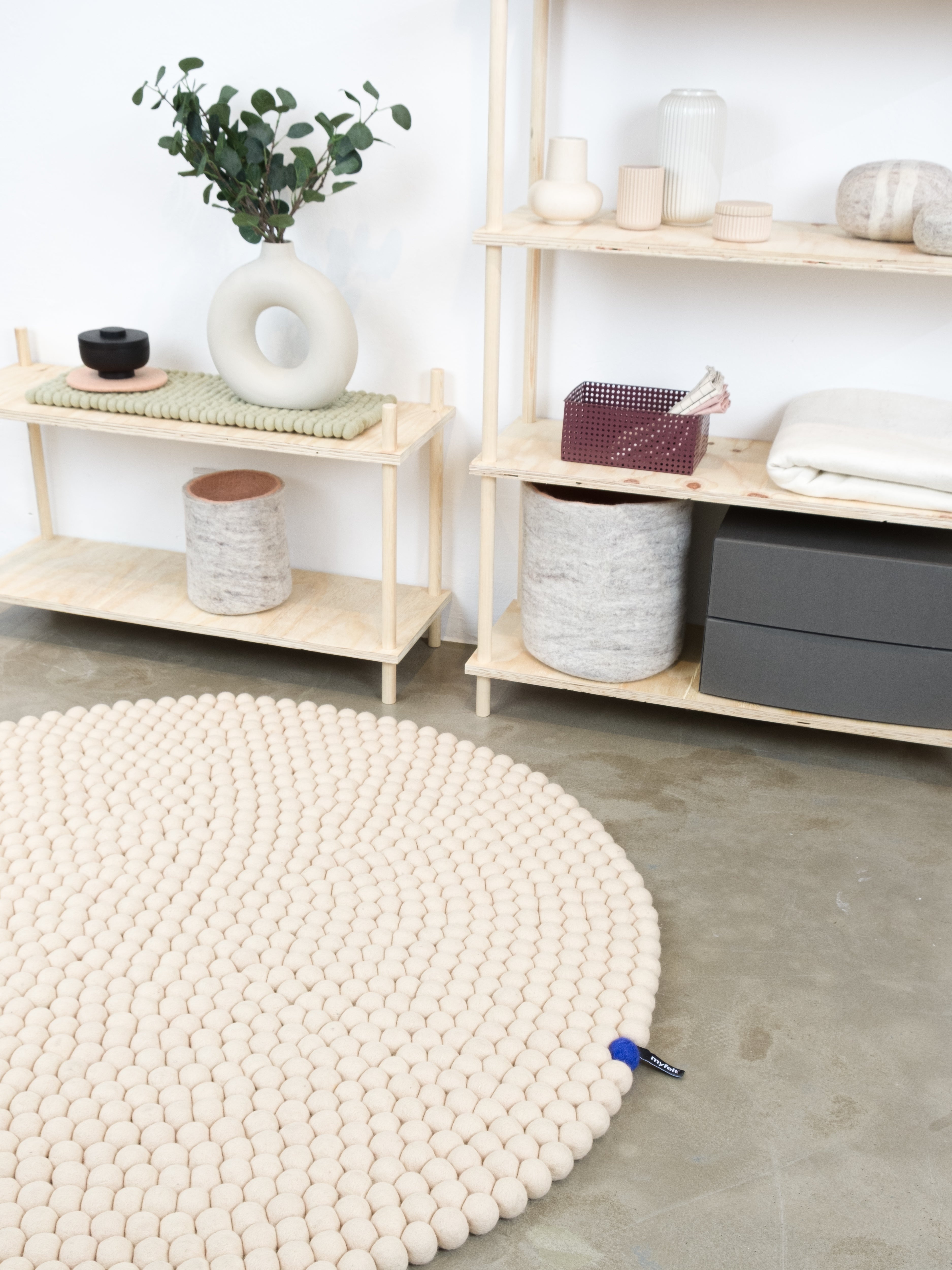 myfelt Big One Filzkugelteppich Beige aus Schurwolle – Bild 2