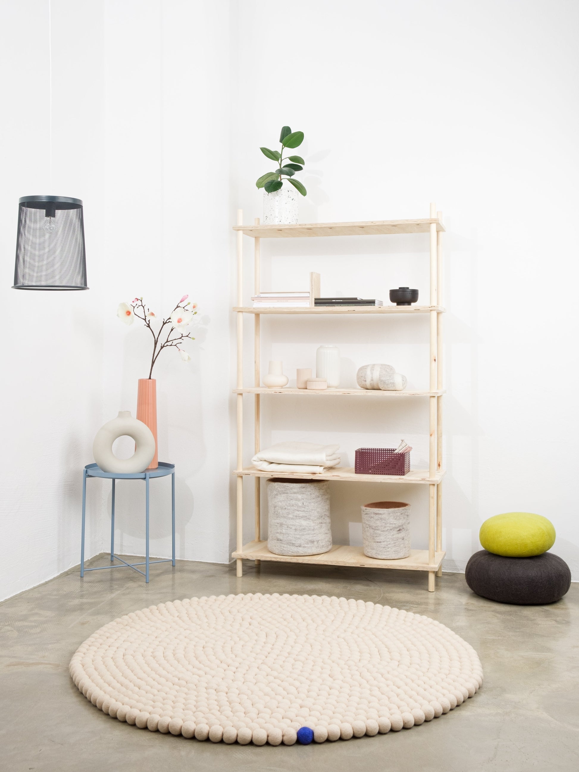 myfelt Big One Filzkugelteppich Beige aus Schurwolle – Bild 3