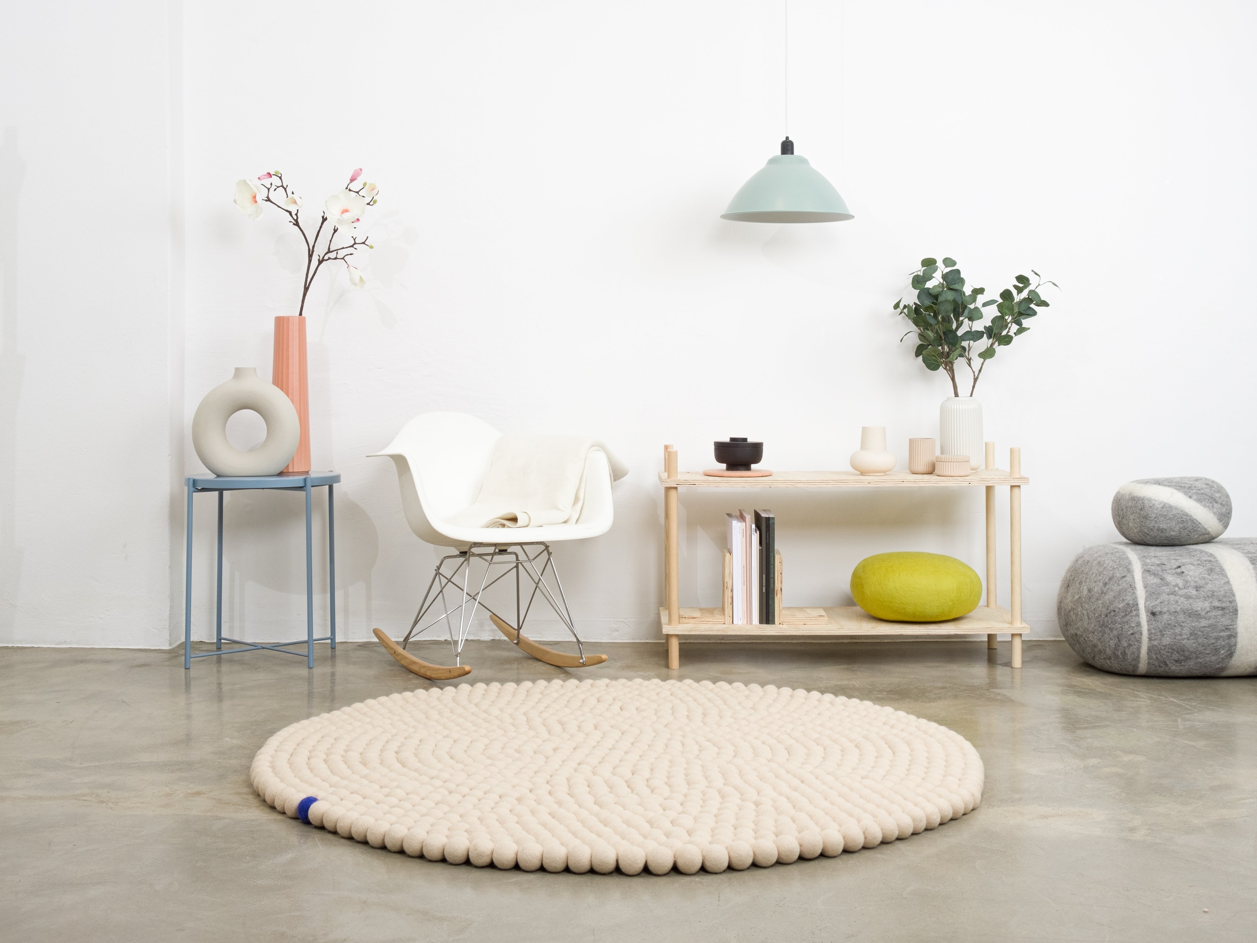 myfelt Big One Filzkugelteppich Beige aus Schurwolle – Bild 5